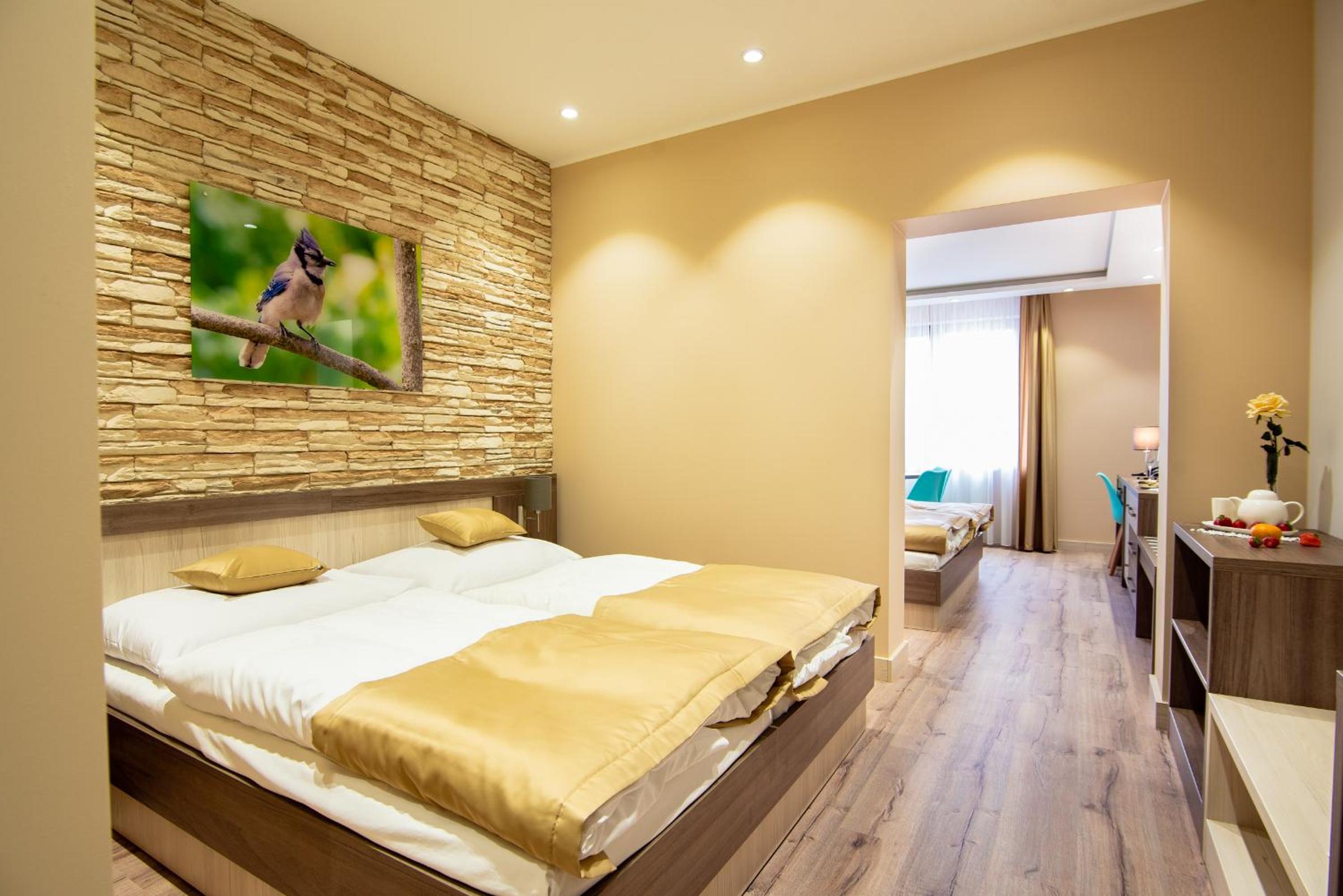 Suite - Photo 11