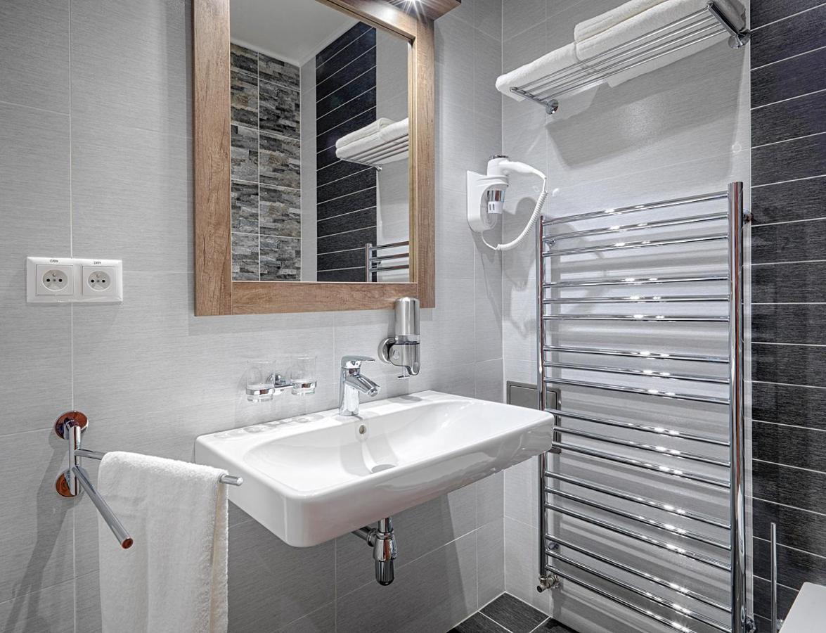 Standard Double or Twin Room - Photo 8