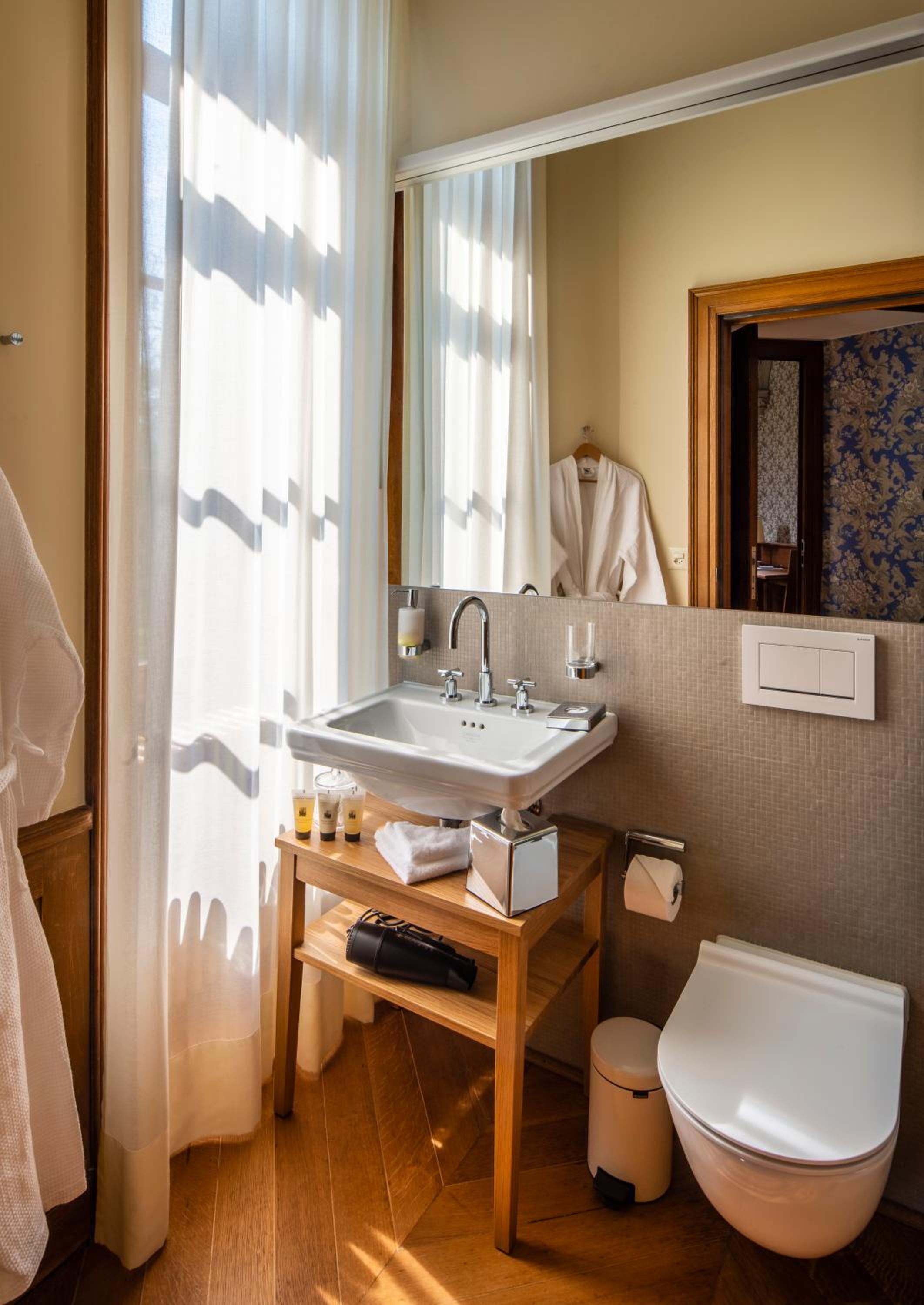 Suite with Lake View photo 3