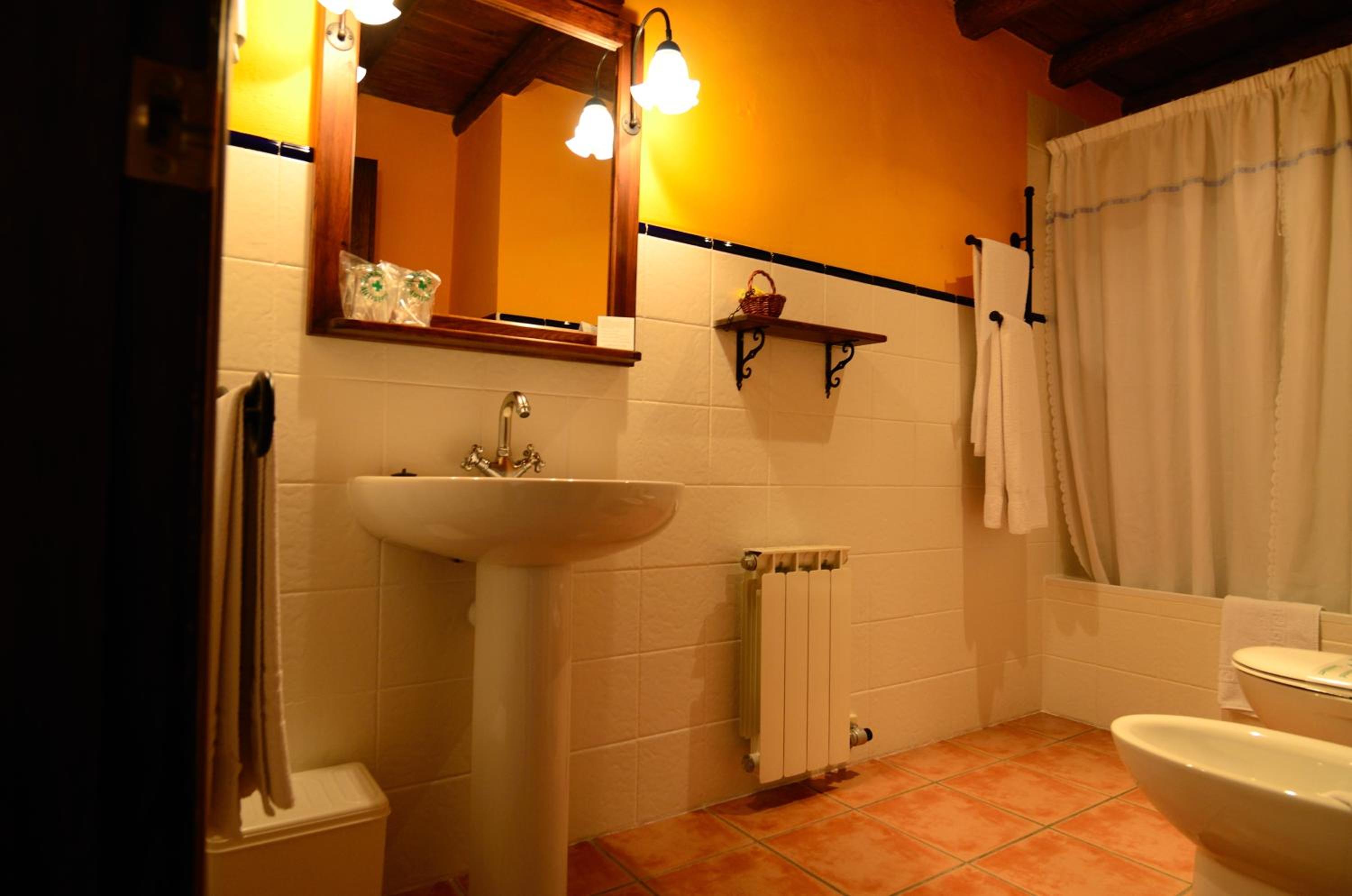 Superior Double or Twin Room - Photo 16