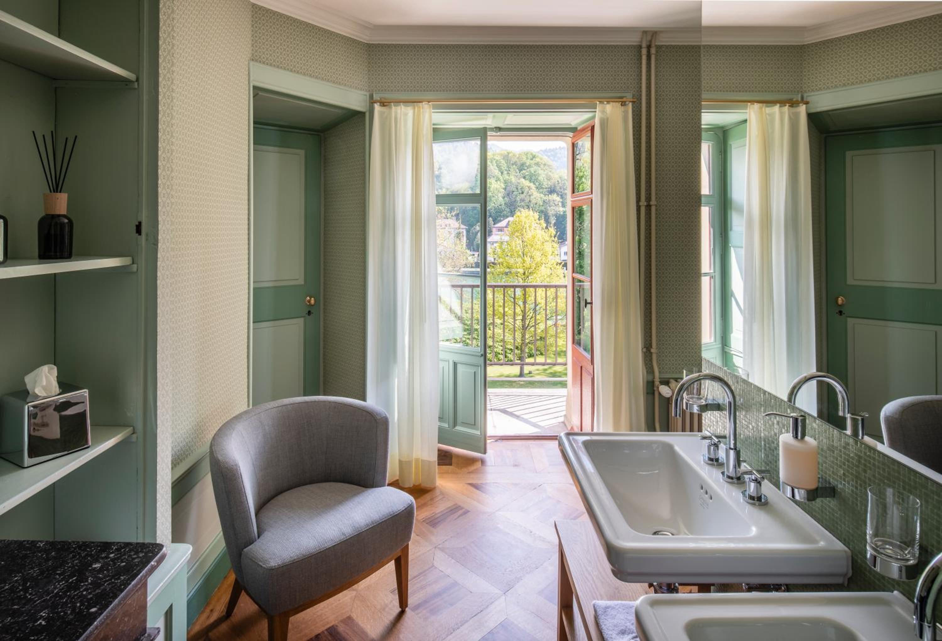 Deluxe Double Room with Lake view Balcony photo 3