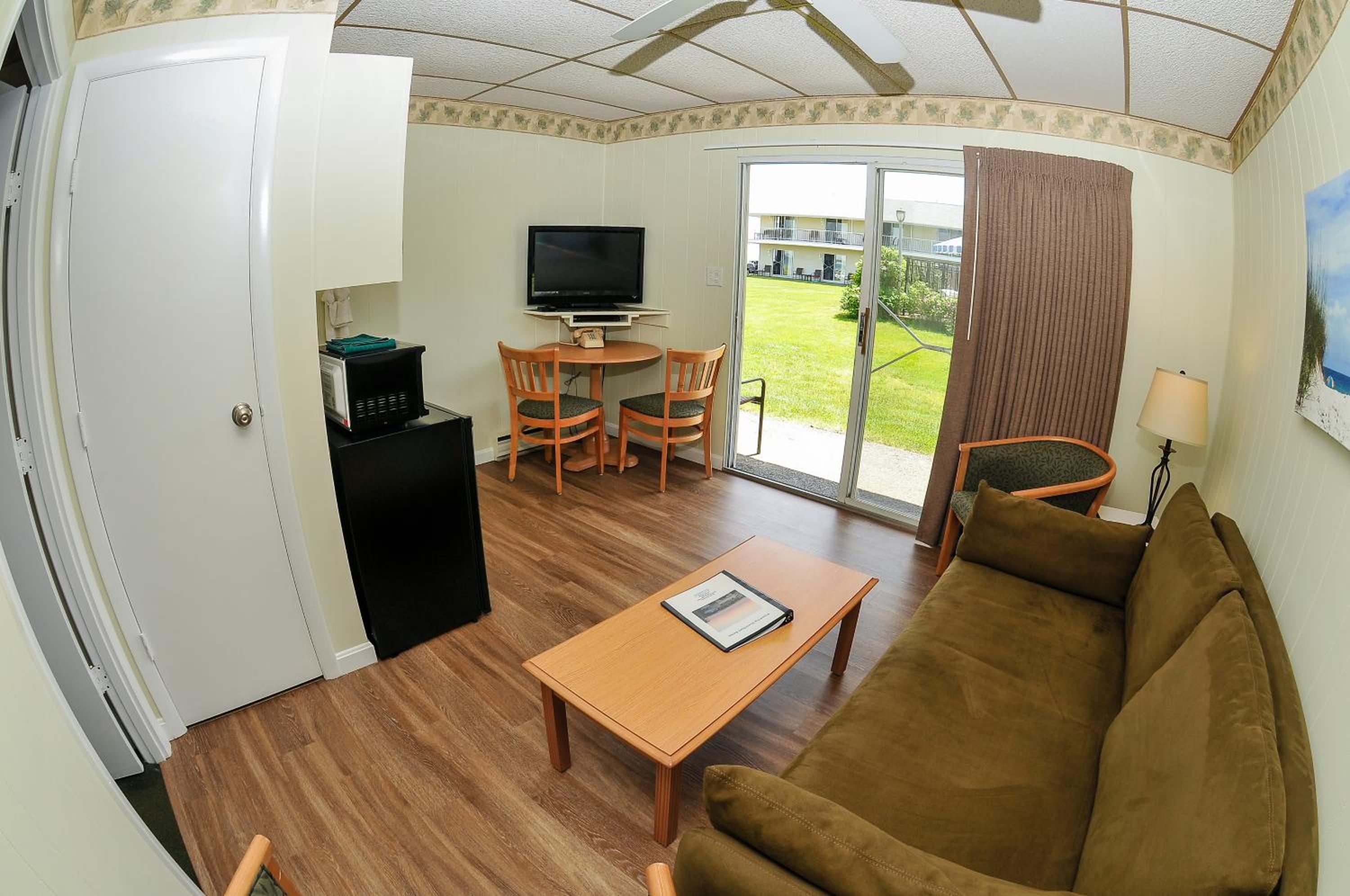 No View Corner-Section Suite, King bed, First Floor  photo 2