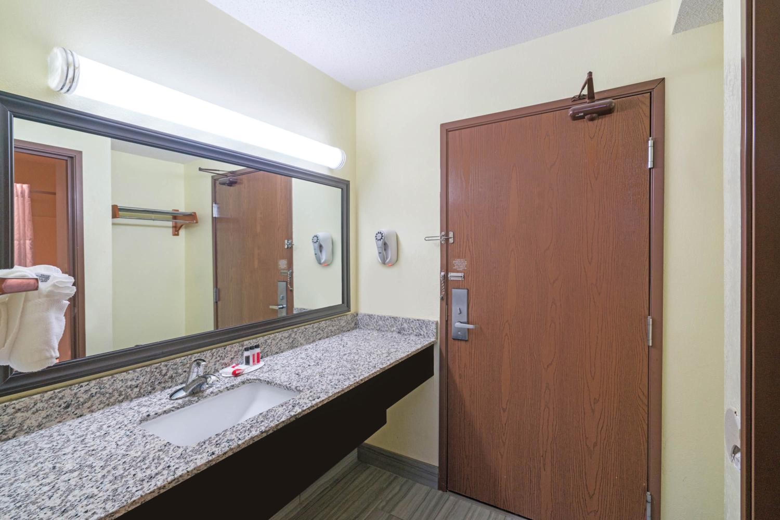 King Room - Non-Smoking - Photo 4
