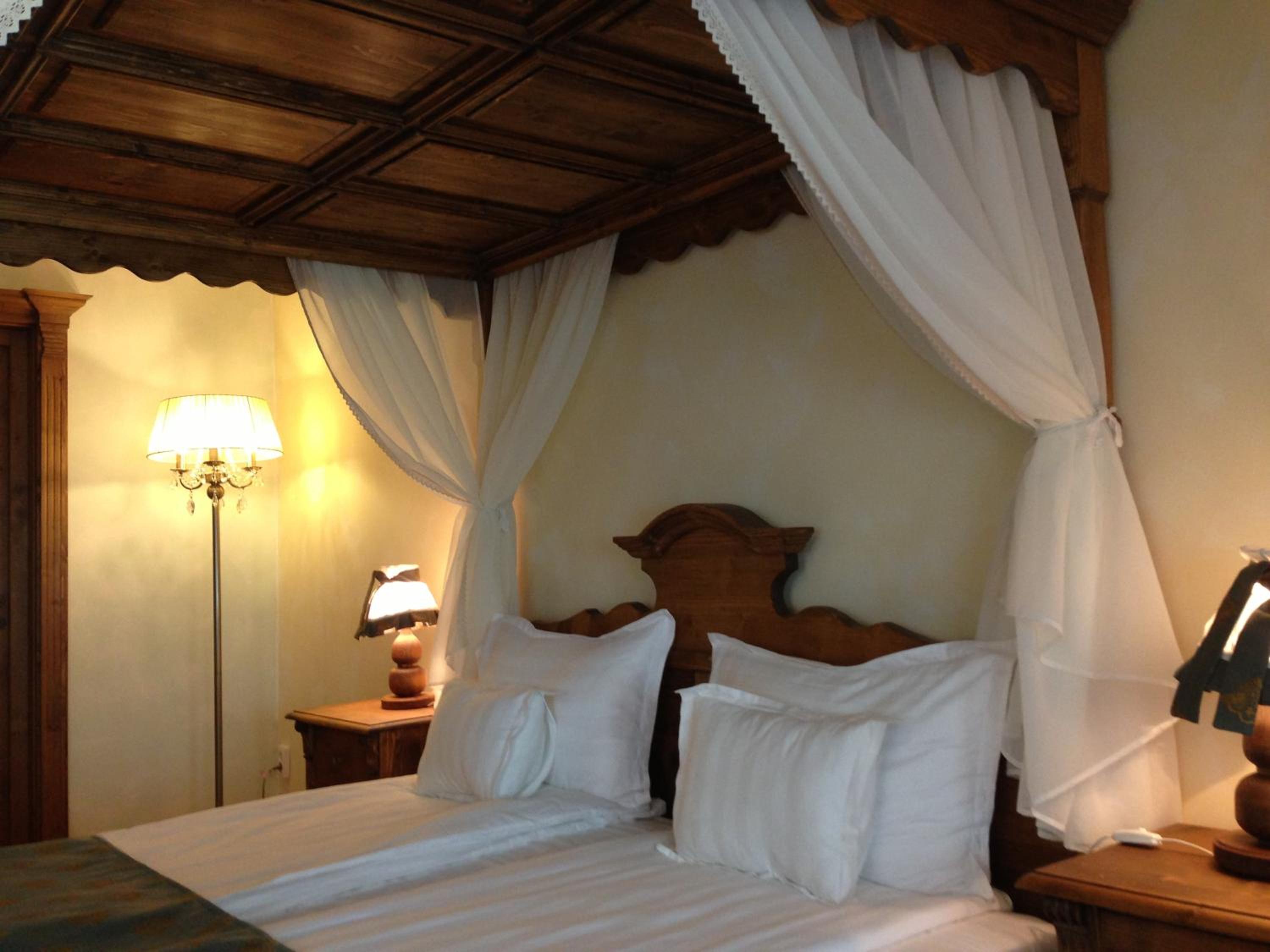 Deluxe Double Room with Canopy Bed - Photo 10