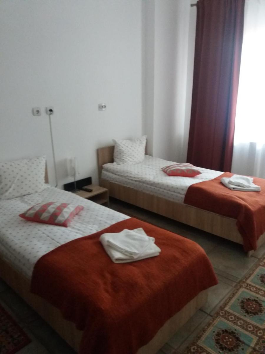 Twin Room with Private Bathroom photo 2