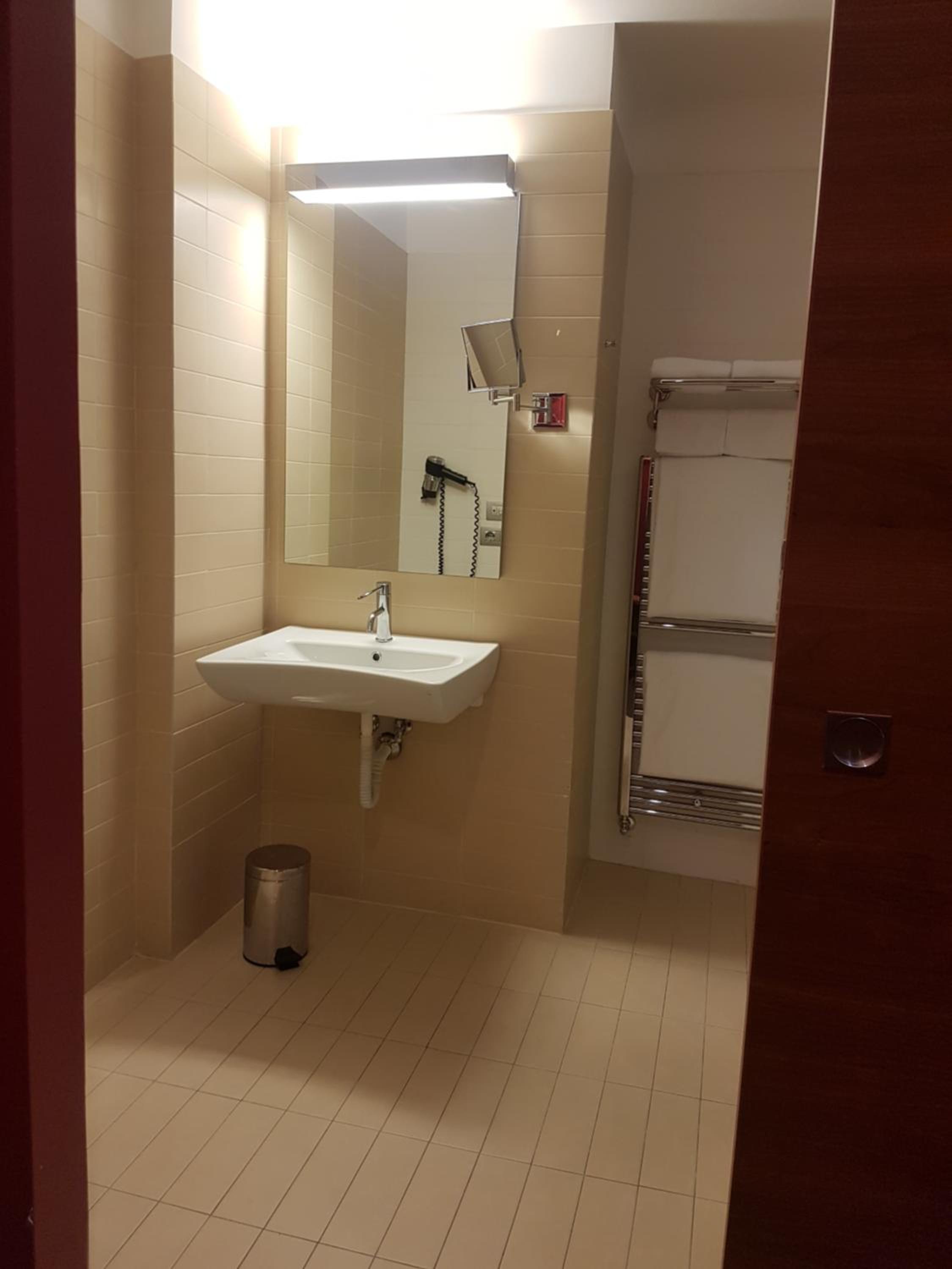 Double Room - Disability Access photo 2