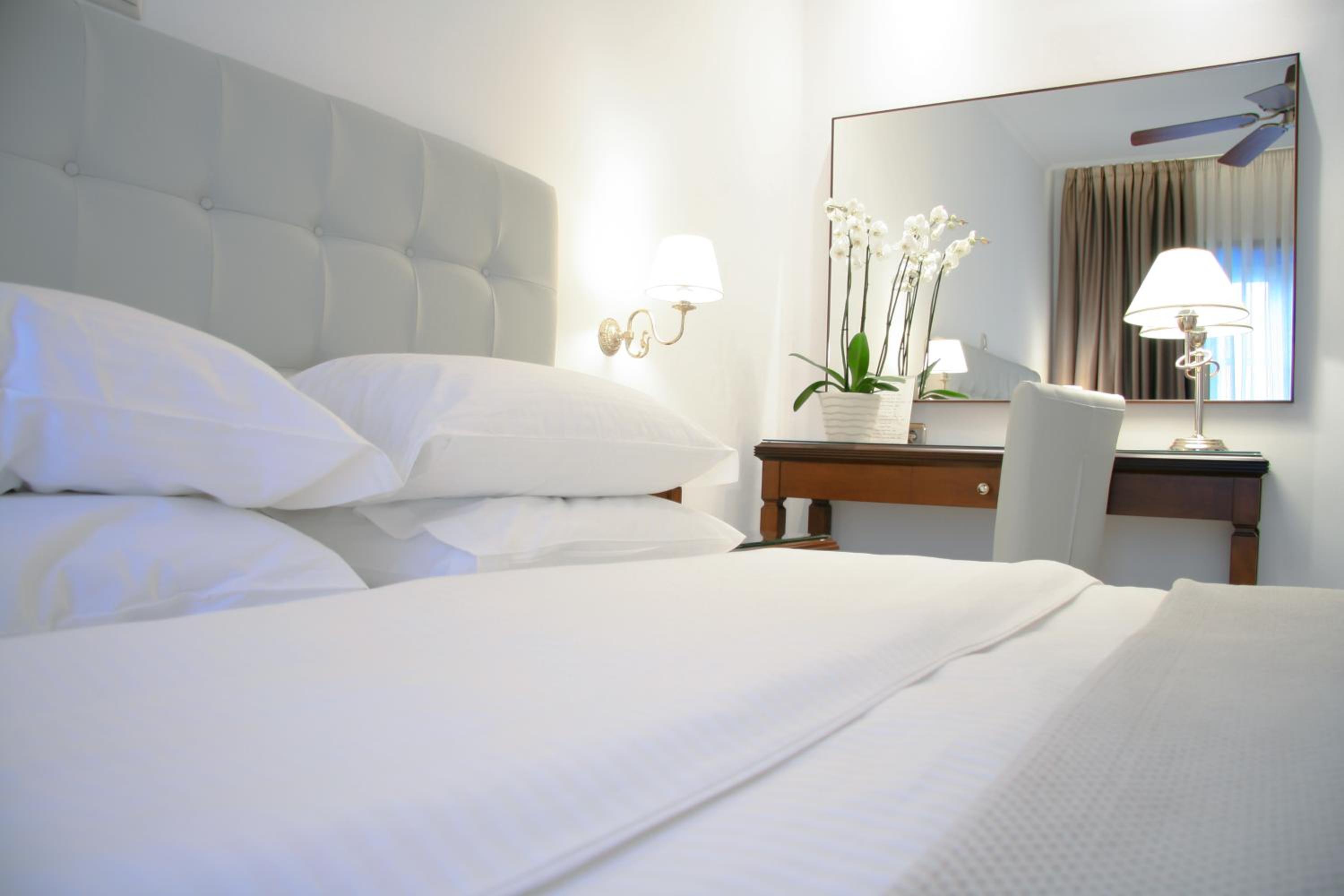 Double or Twin Room with Pool View photo 3