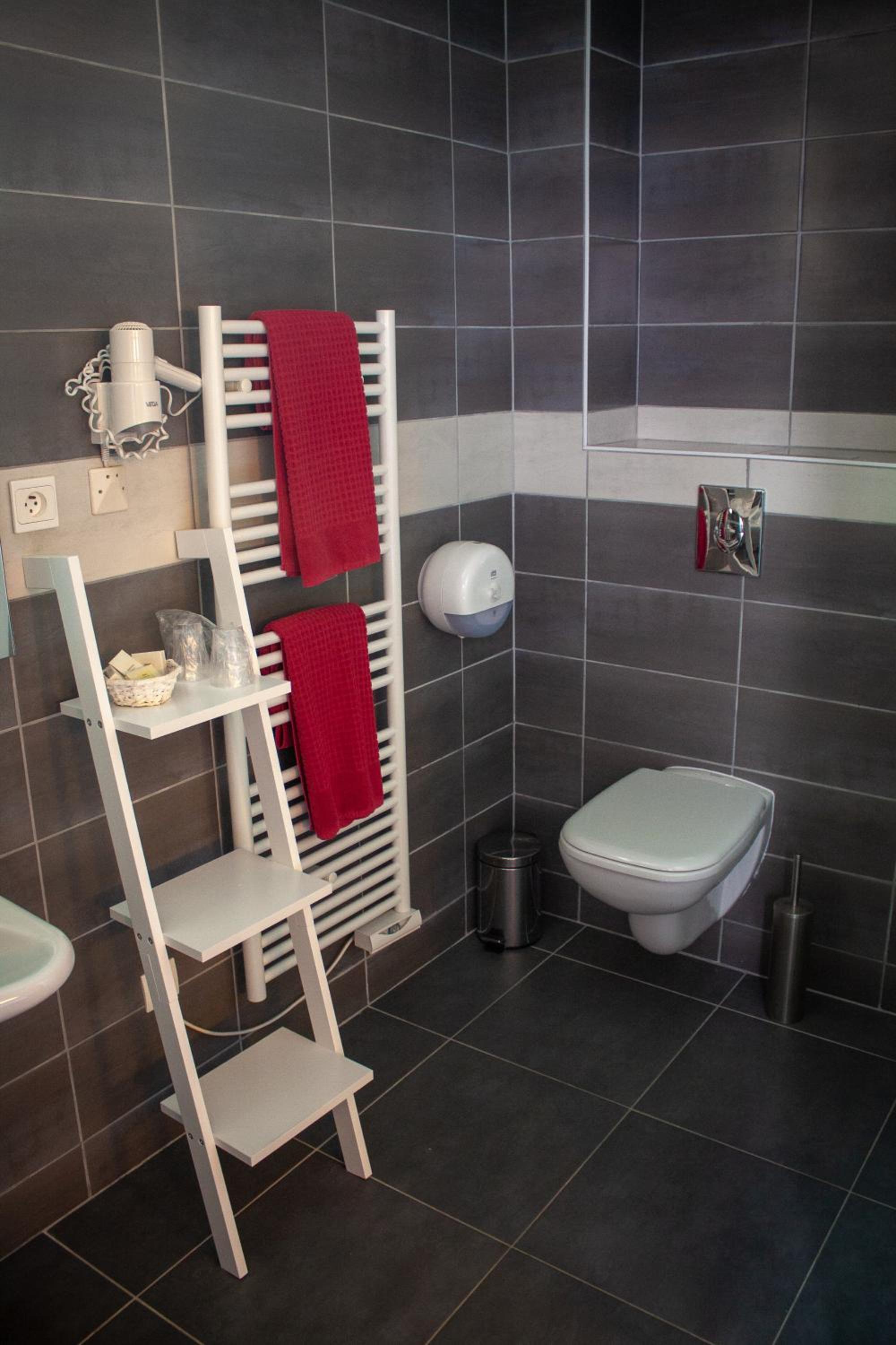 Queen Room - Photo 9