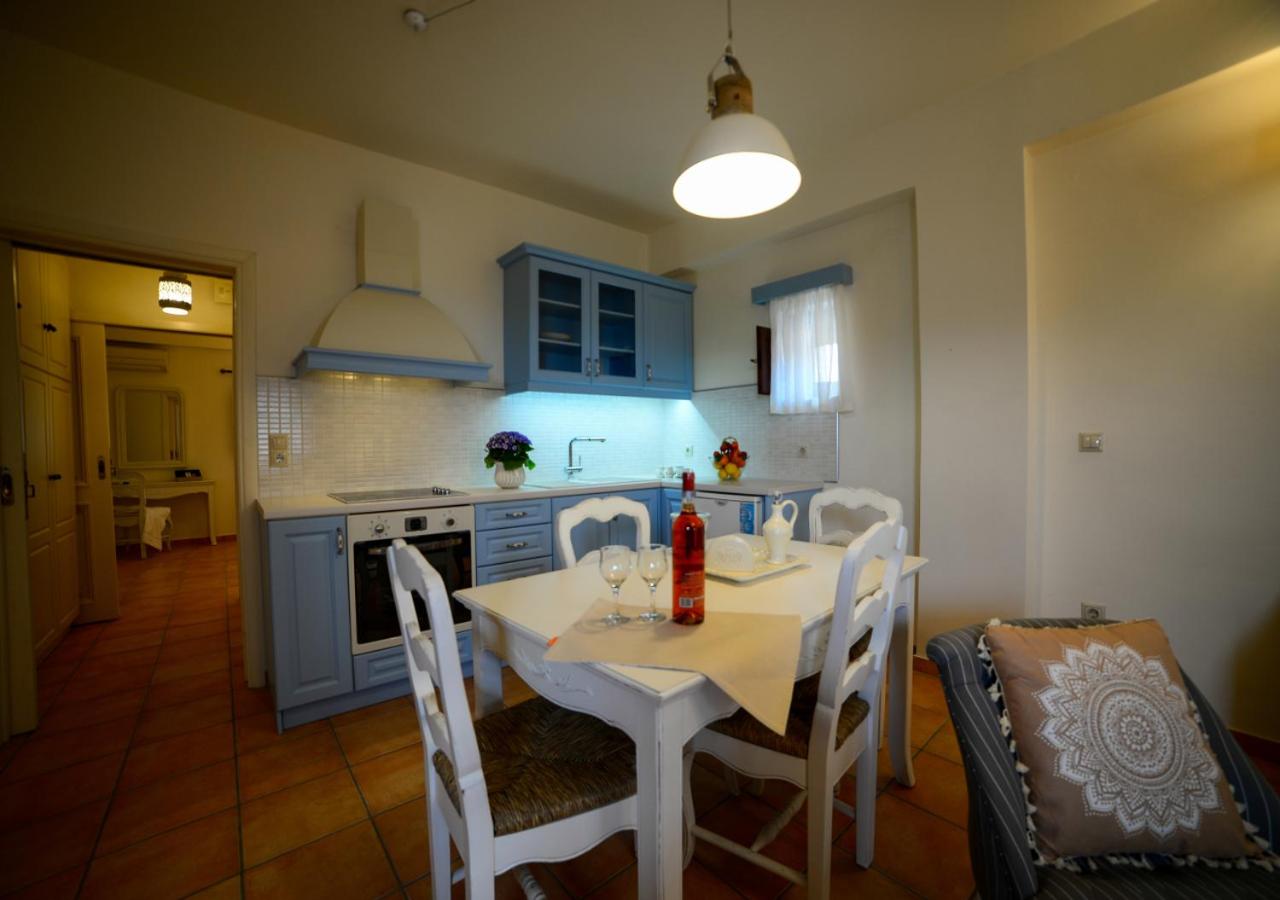 Deluxe Suite with Sea View - Photo 15