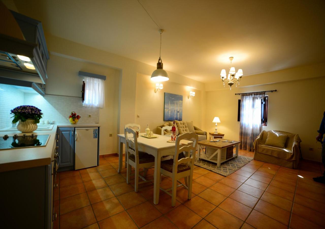 Deluxe Suite with Sea View - Photo 6