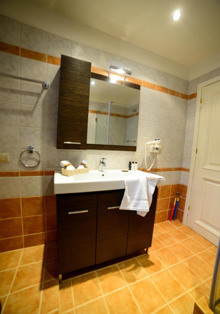 Deluxe Suite with Sea View - Photo 8