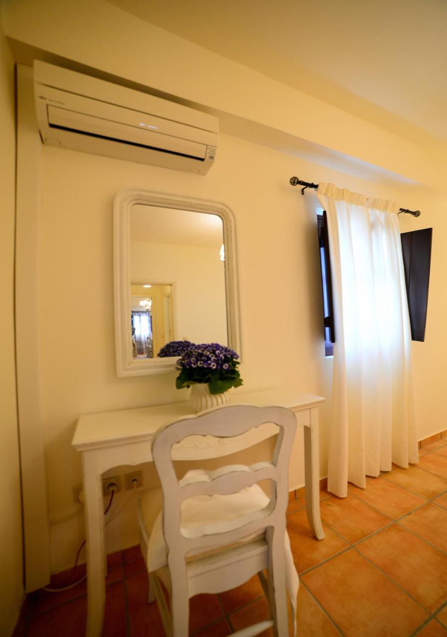 Deluxe Suite with Sea View - Photo 9