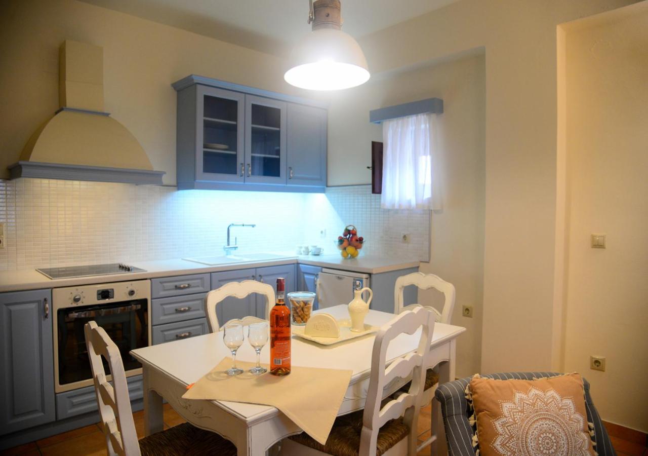 Deluxe Suite with Sea View - Photo 11