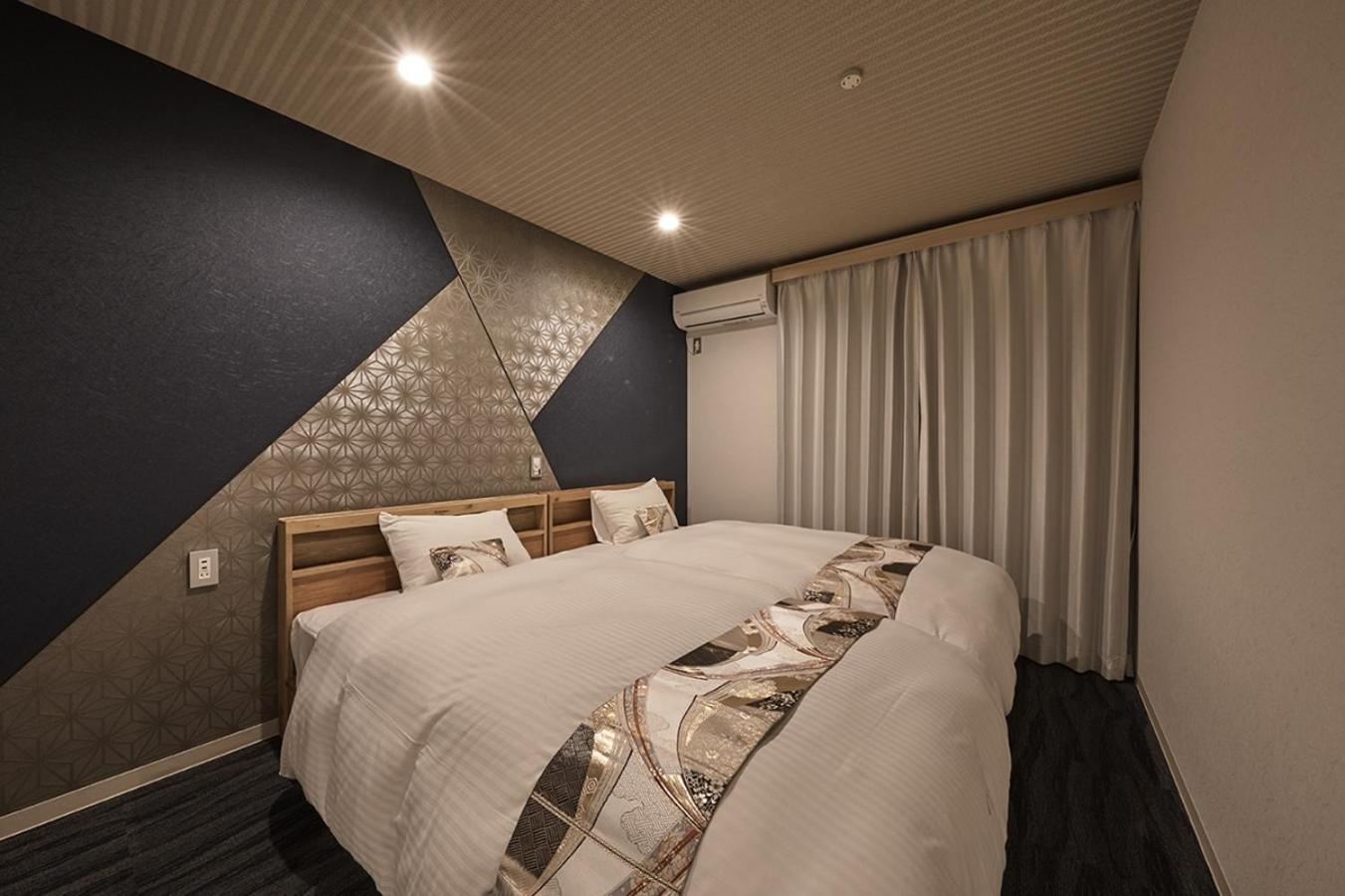 Large Twin Room - Photo 7