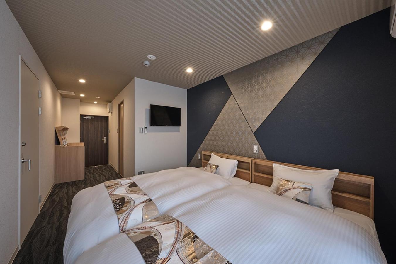 Large Twin Room - Photo 8