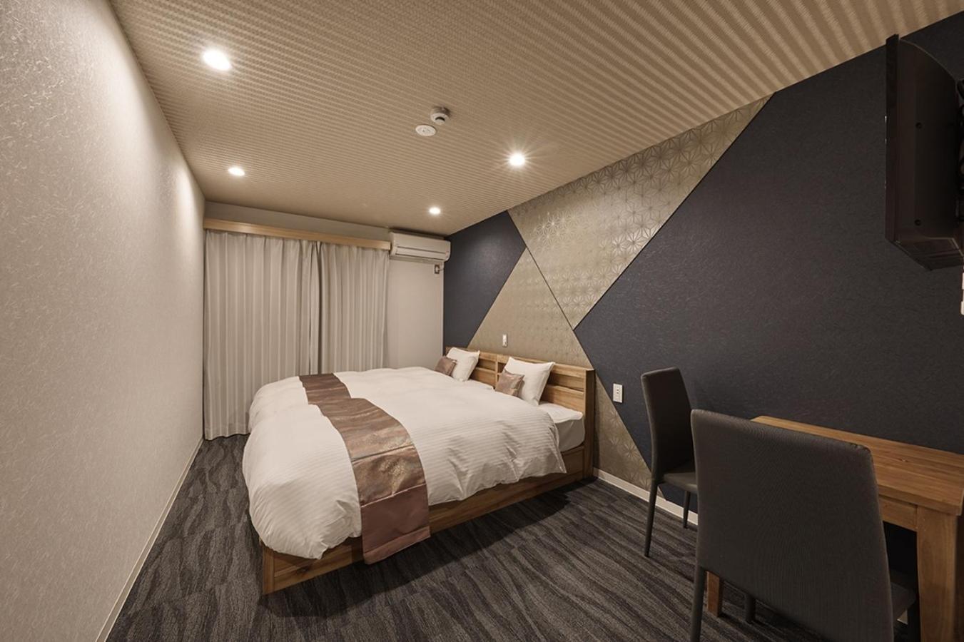 Large Twin Room - Photo 5
