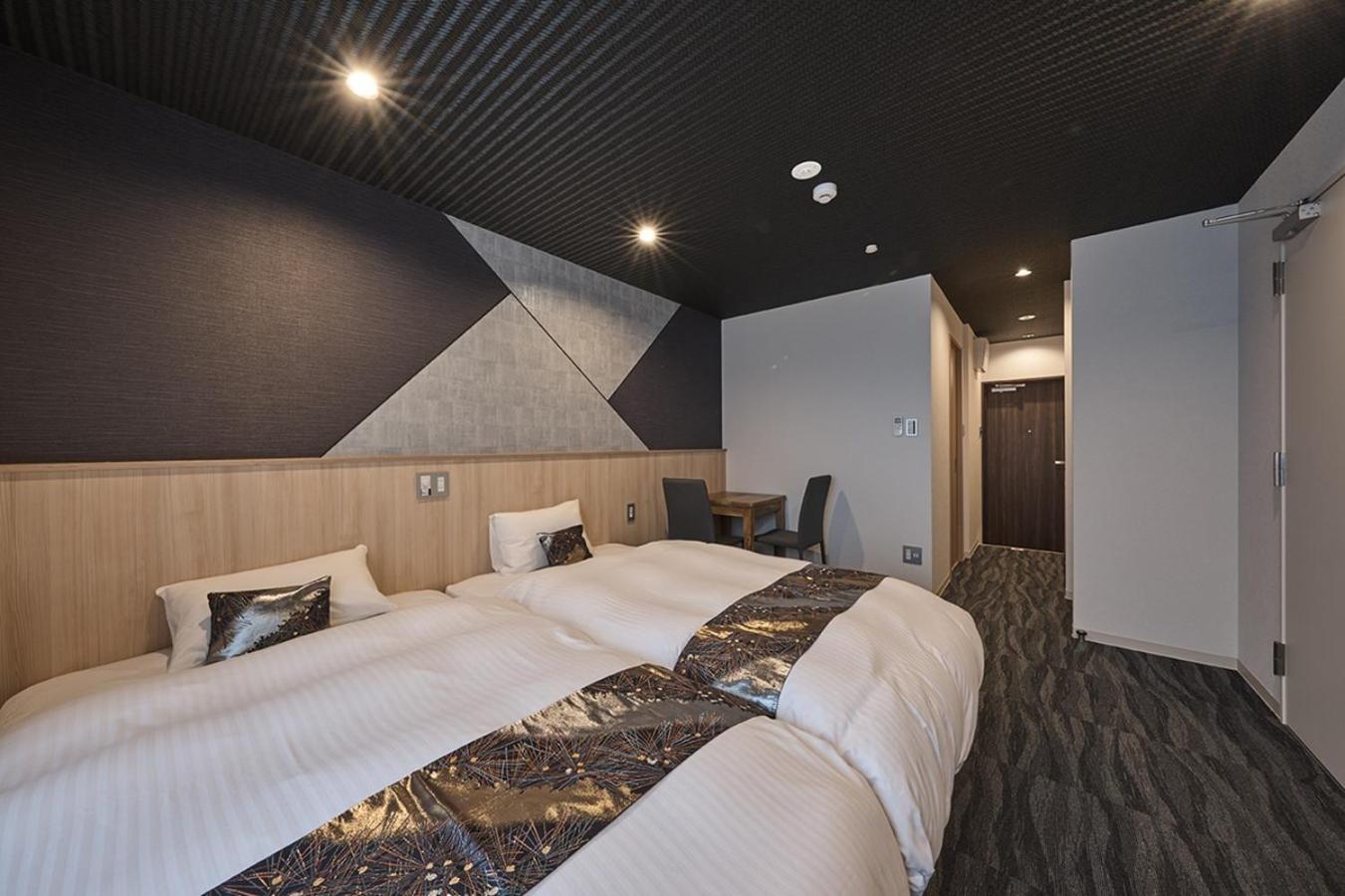 Large Twin Room - Photo 4