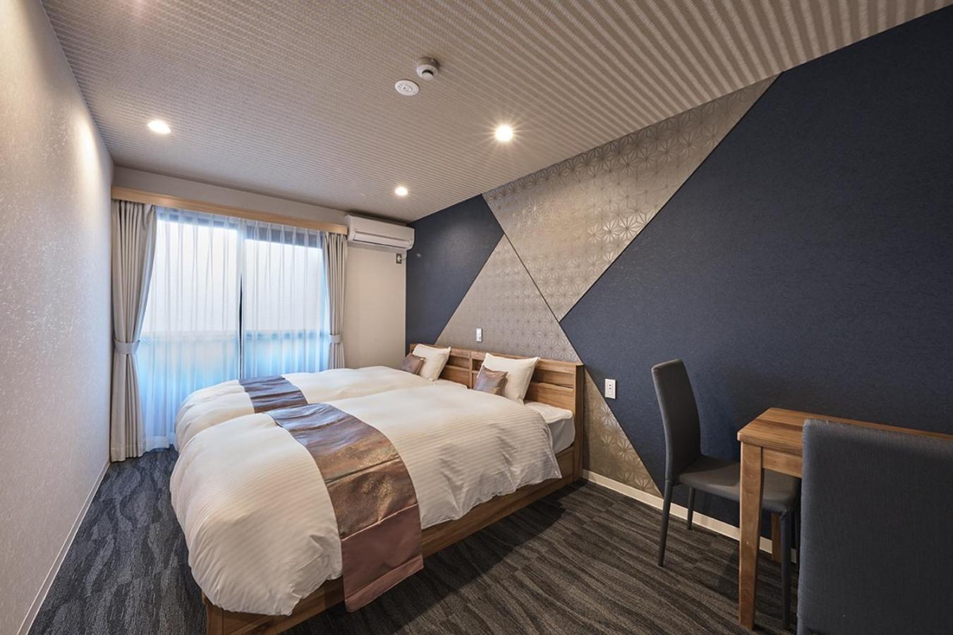 Large Twin Room - Photo 6