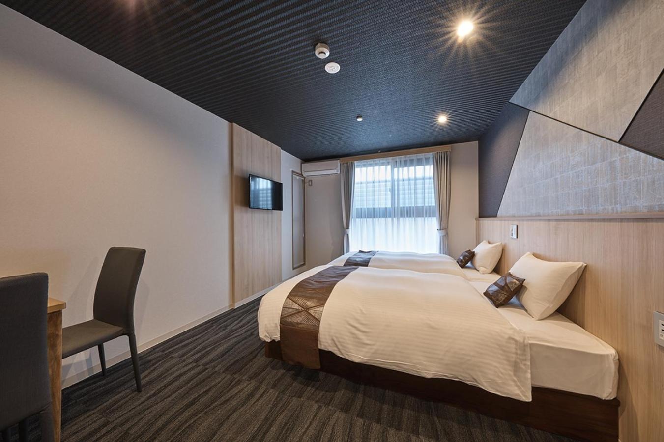 Large Twin Room - Photo 13