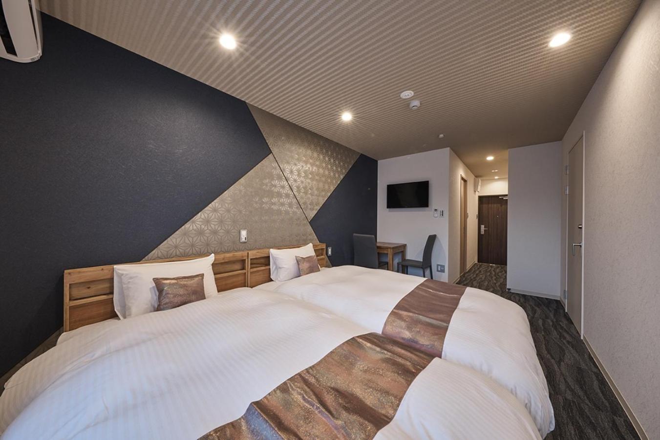 Large Twin Room - Photo 2