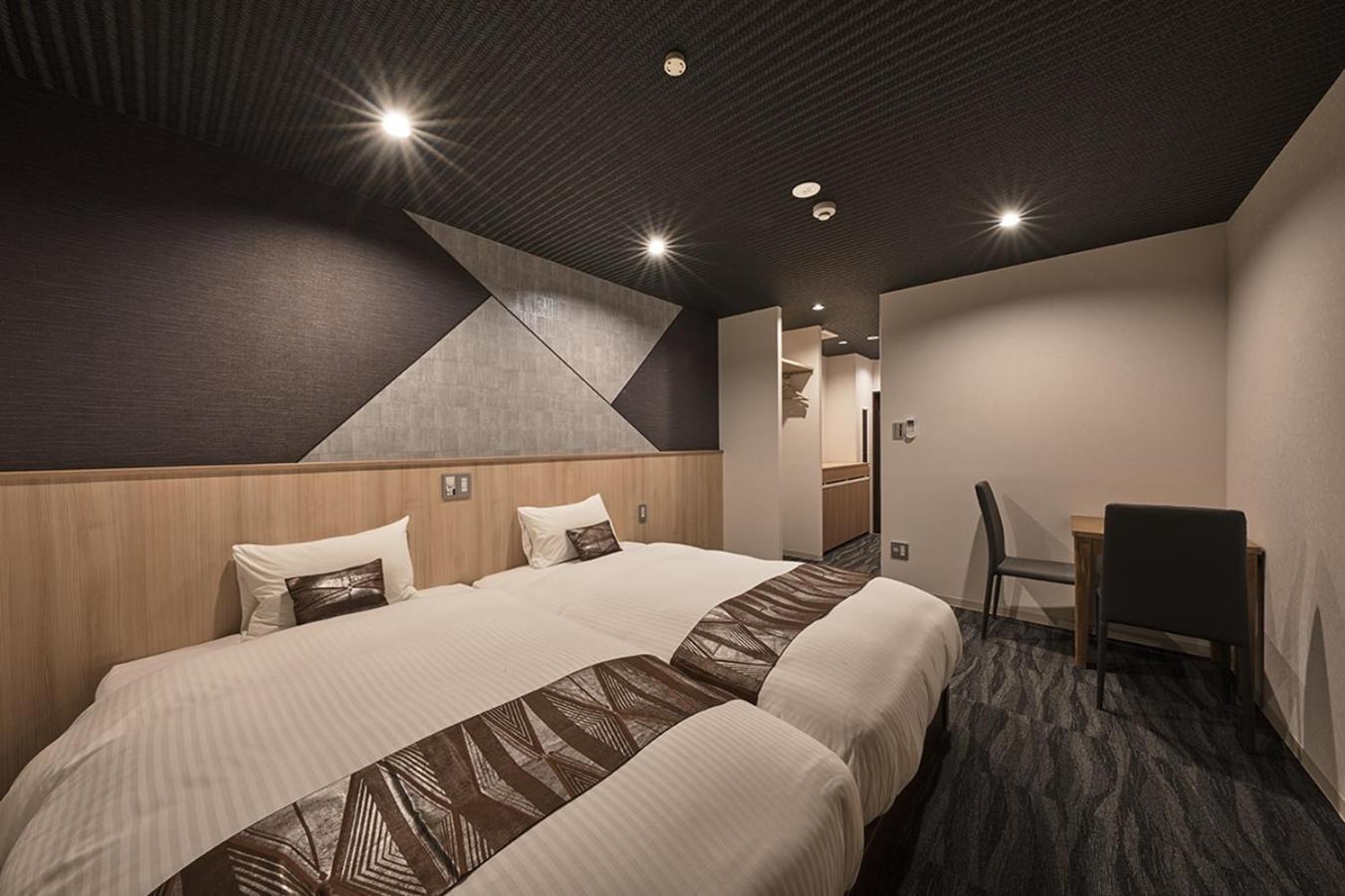 Large Twin Room - Photo 12