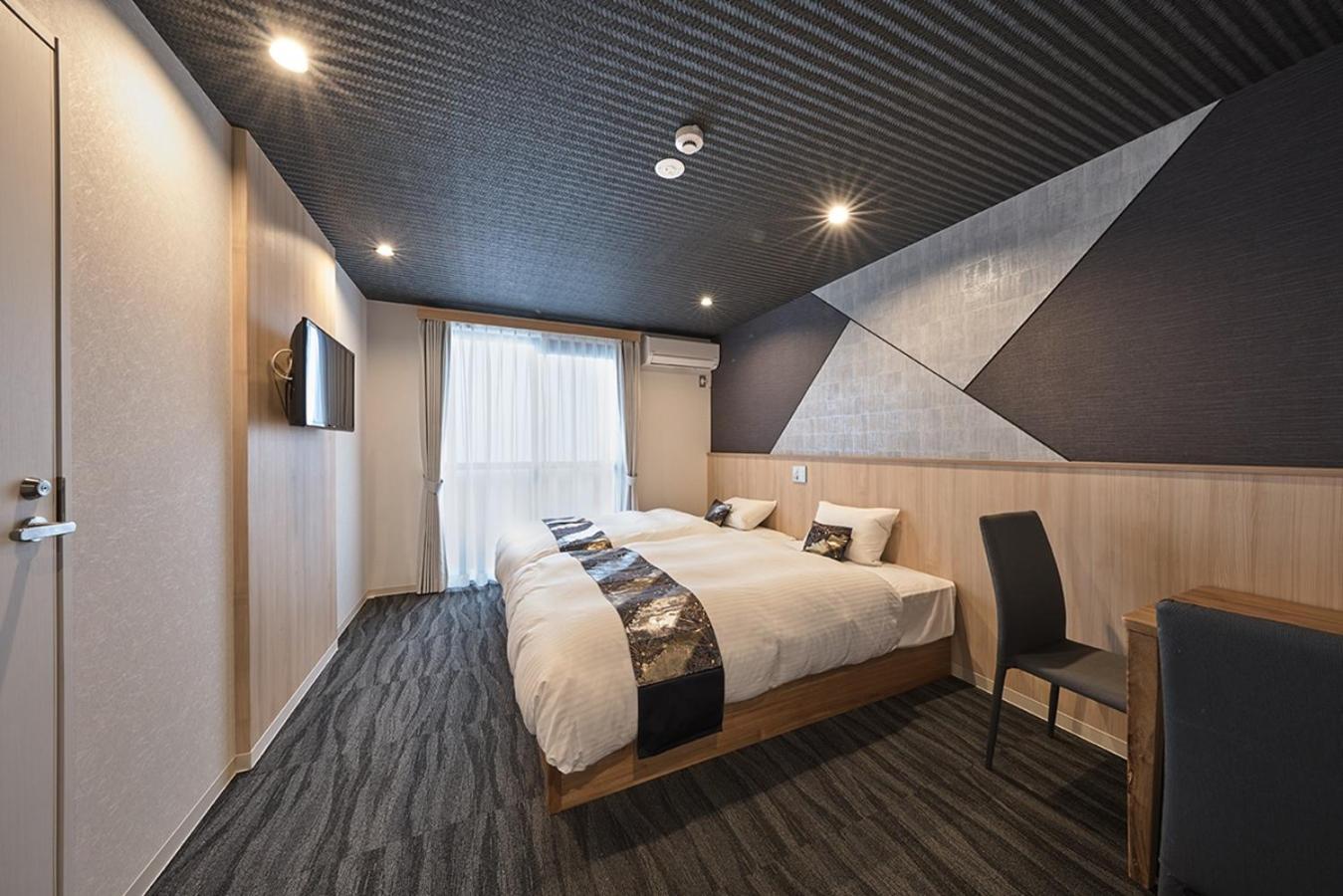 Large Twin Room - Photo 1