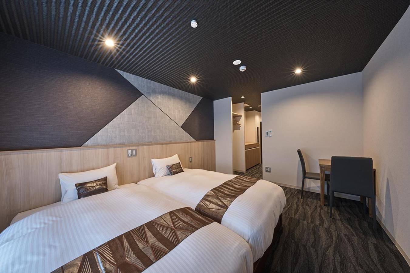 Large Twin Room - Photo 3