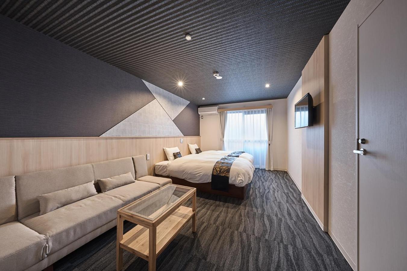 Twin Room with Extra Bed - Photo 1