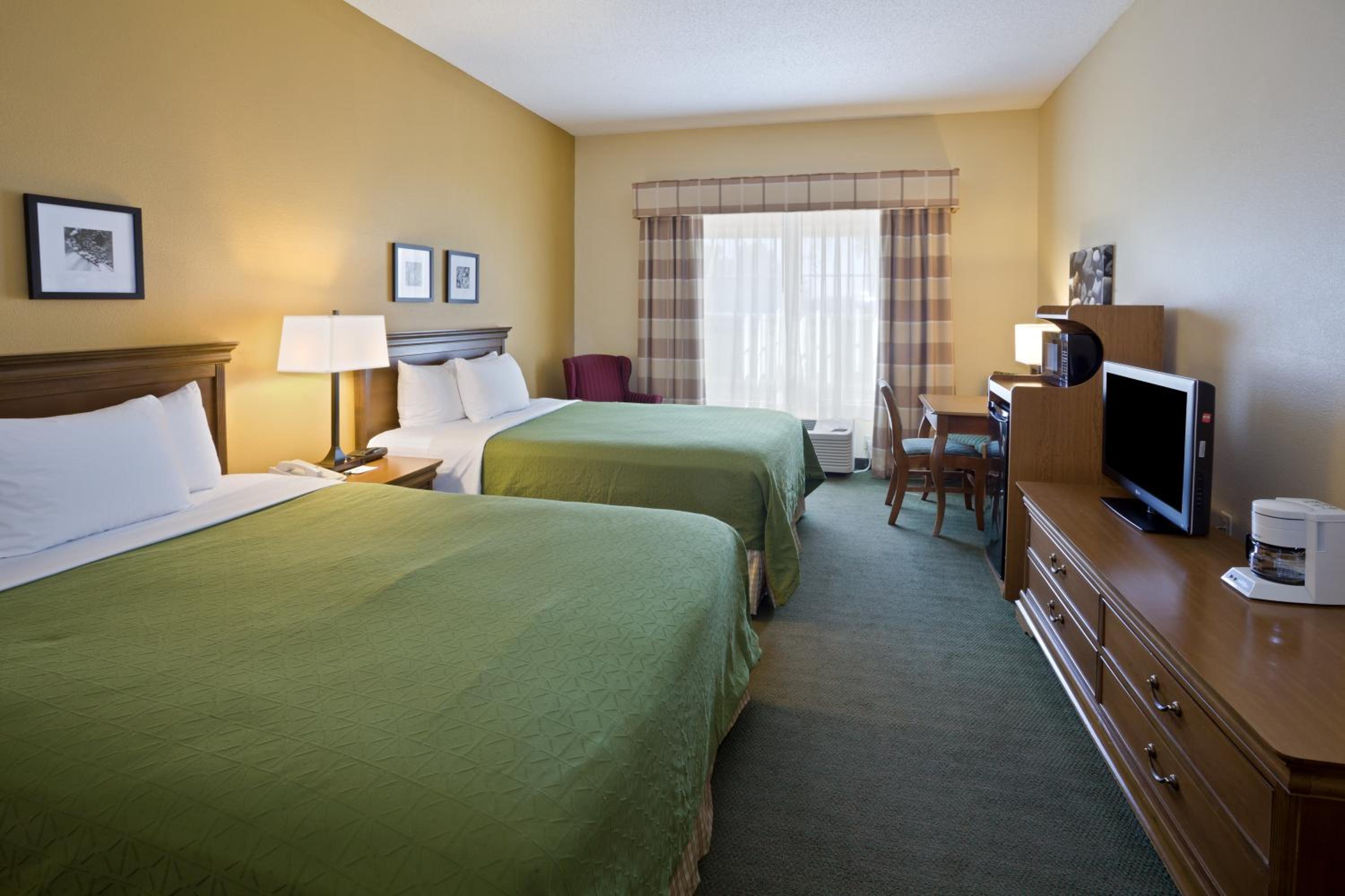 Queen Room with Two Queen Beds - Photo 4