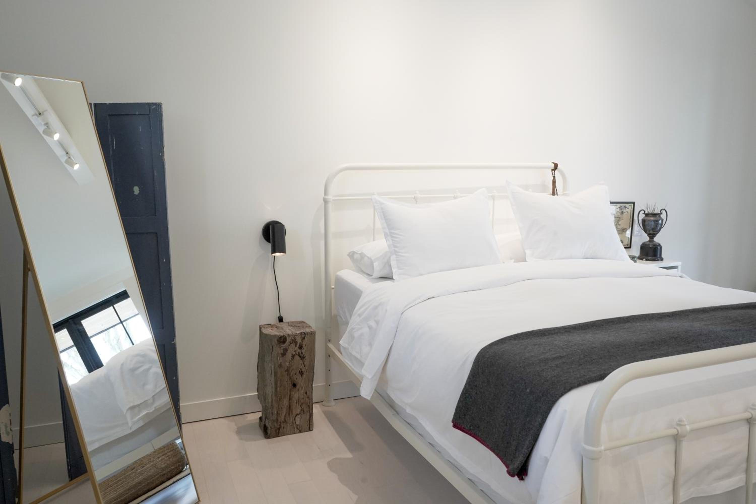 Queen Room photo 2