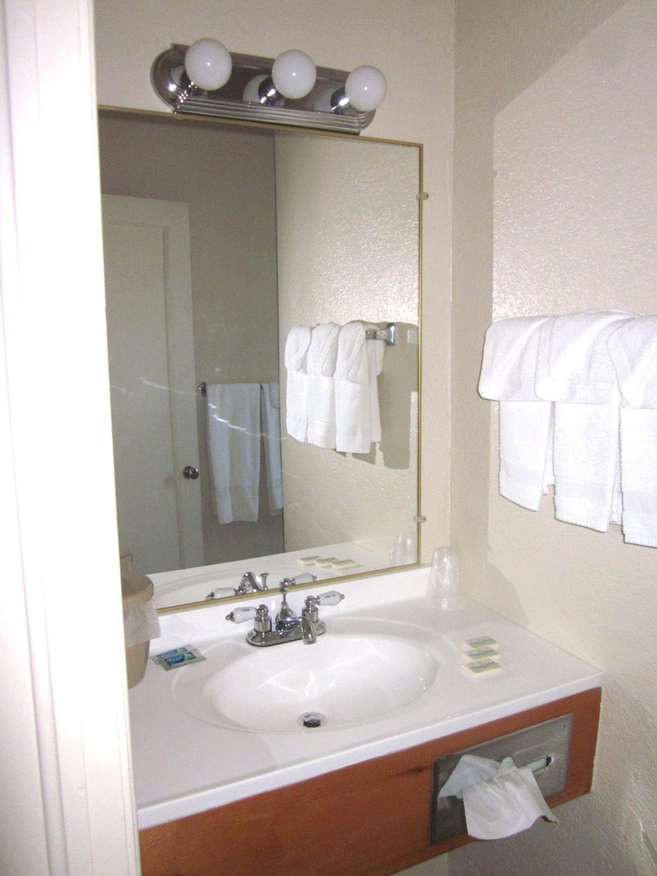 Queen Room photo 2