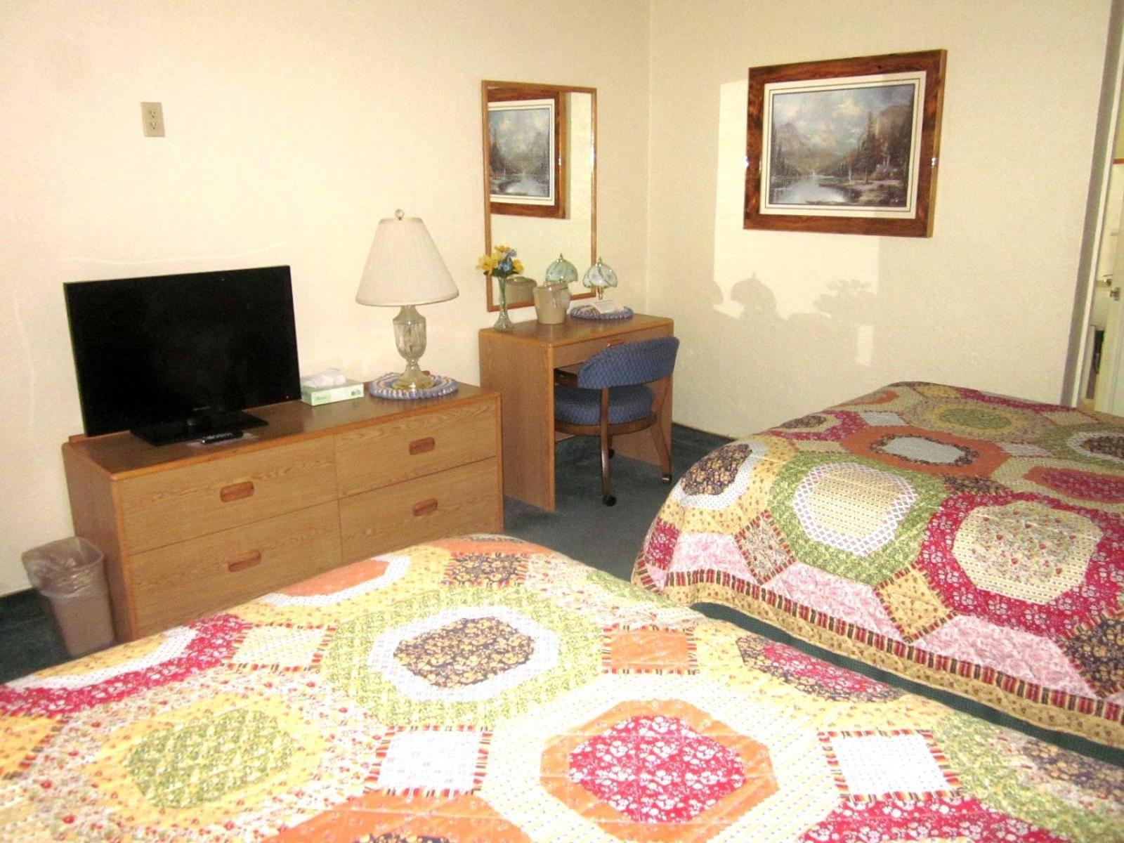 Queen Room with Two Queen Beds photo 2