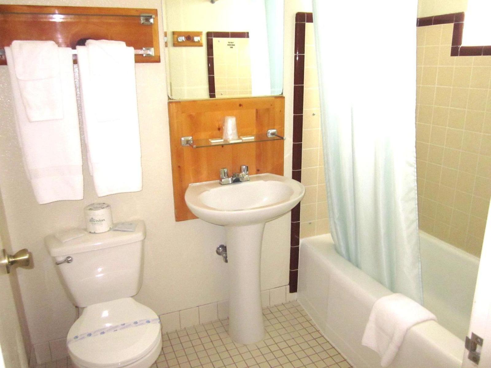 Queen Room with Two Queen Beds photo 3