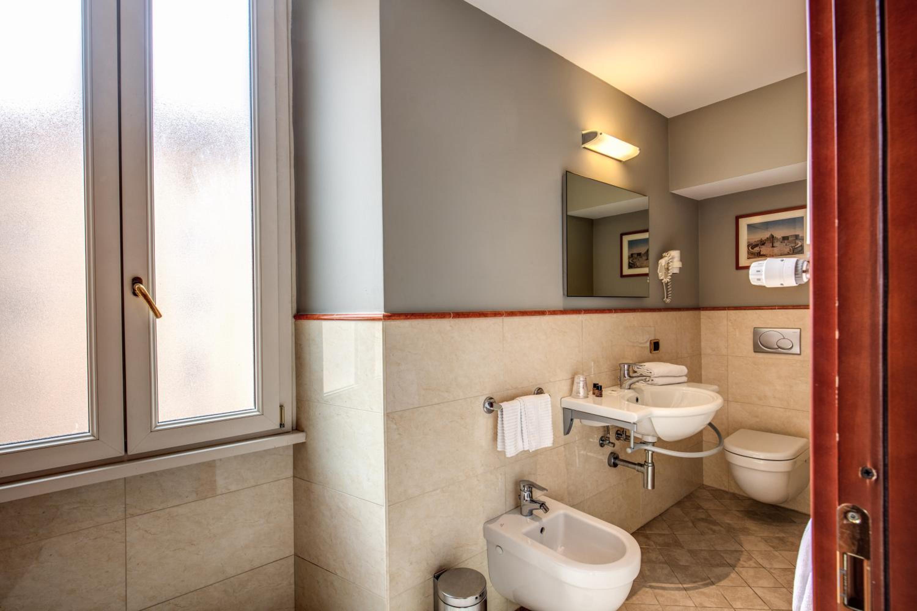 Double or Twin Room - Photo 9