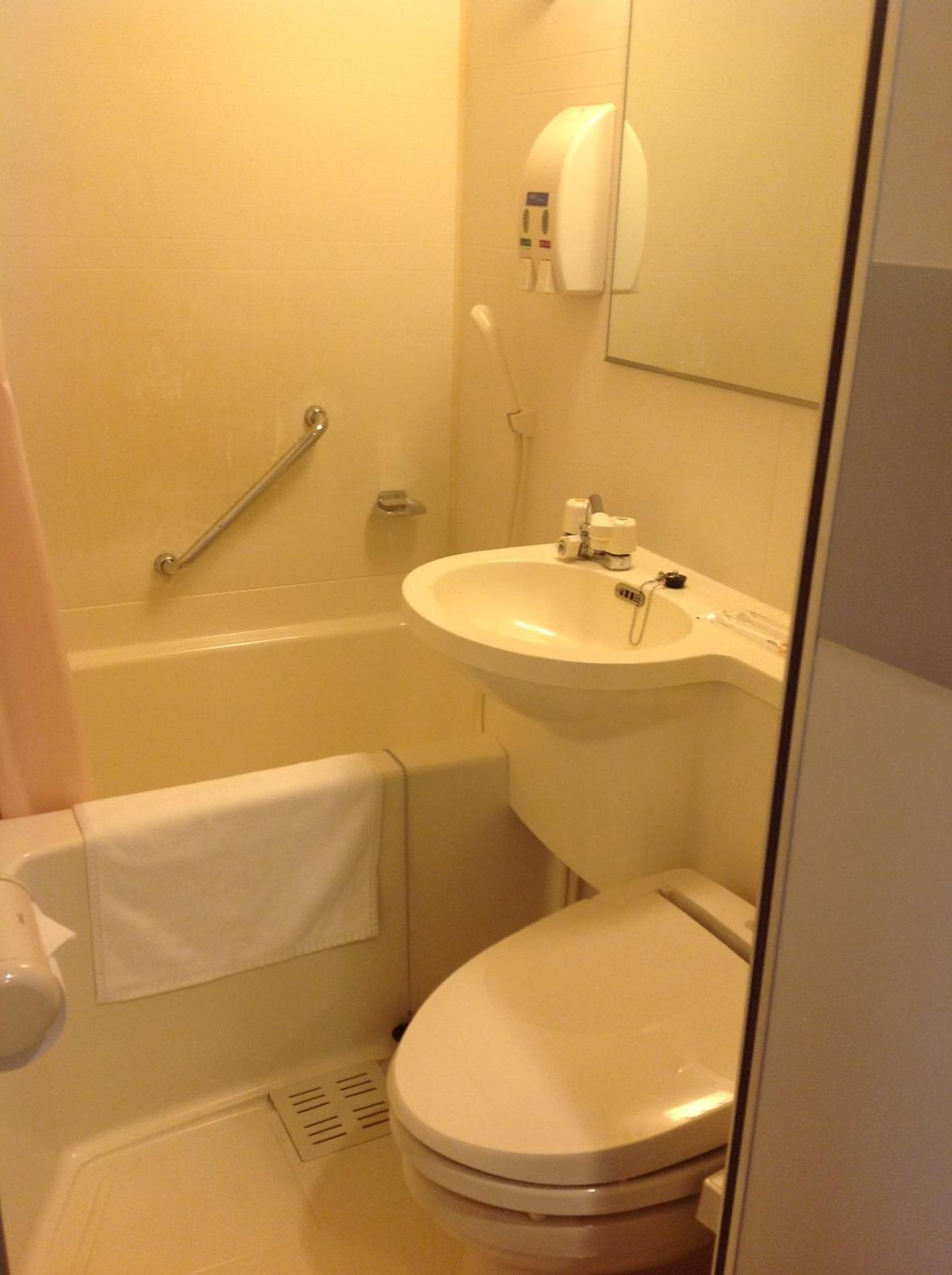 Twin Room - Non-Smoking - Photo 5
