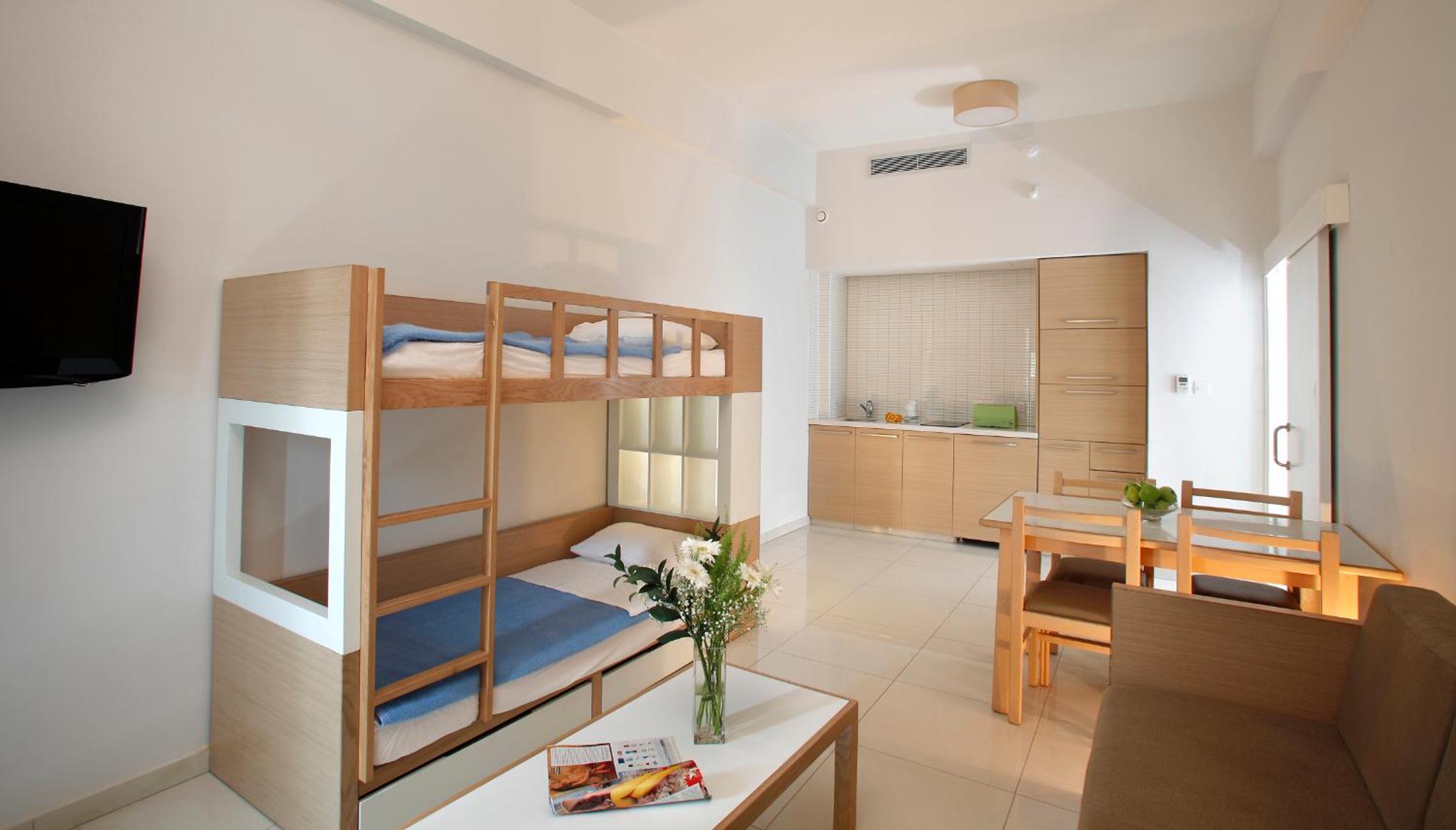 One-Bedroom Suite with Side Sea View photo 3