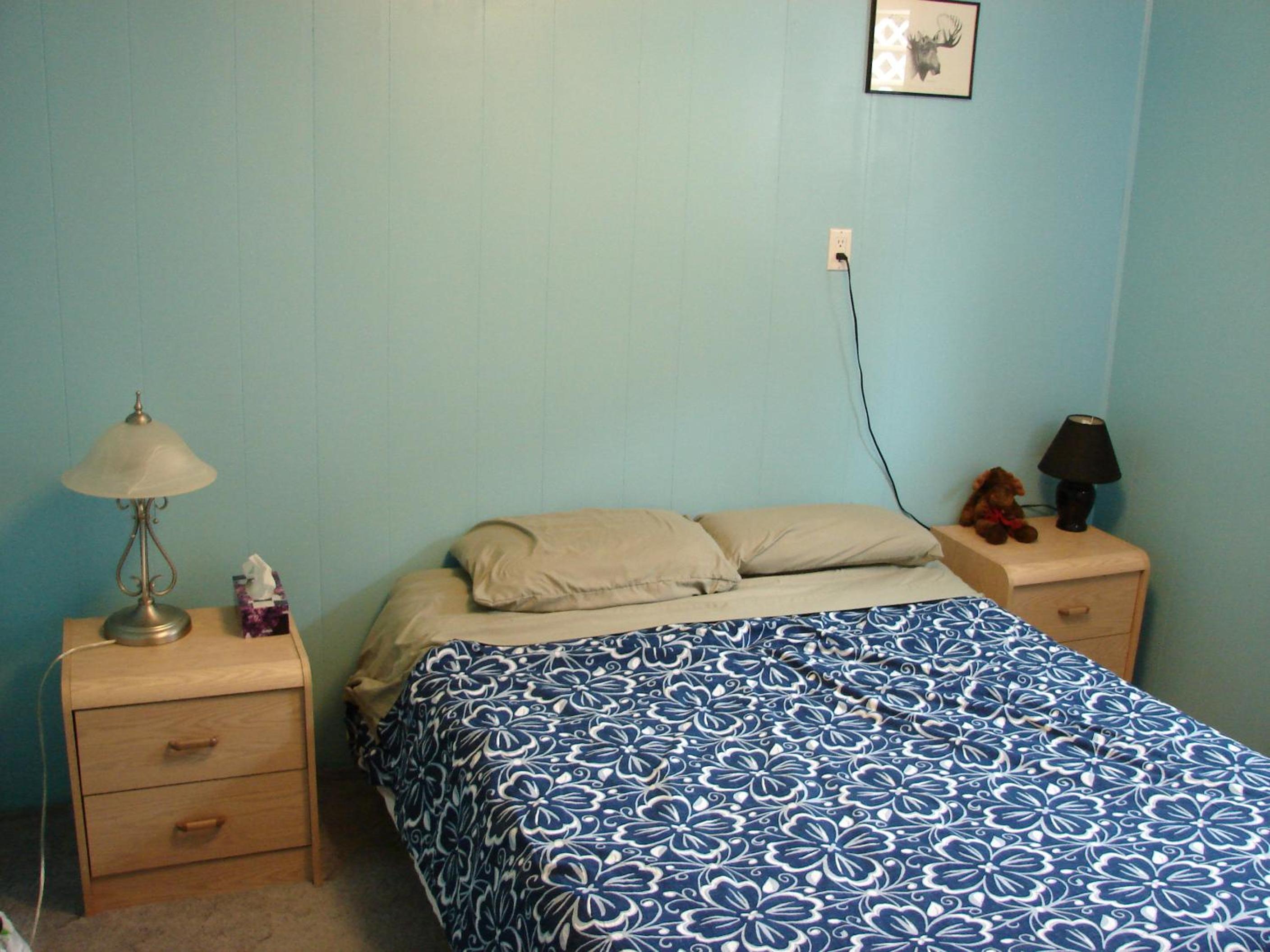 Queen Room with Shared Bathroom photo 1