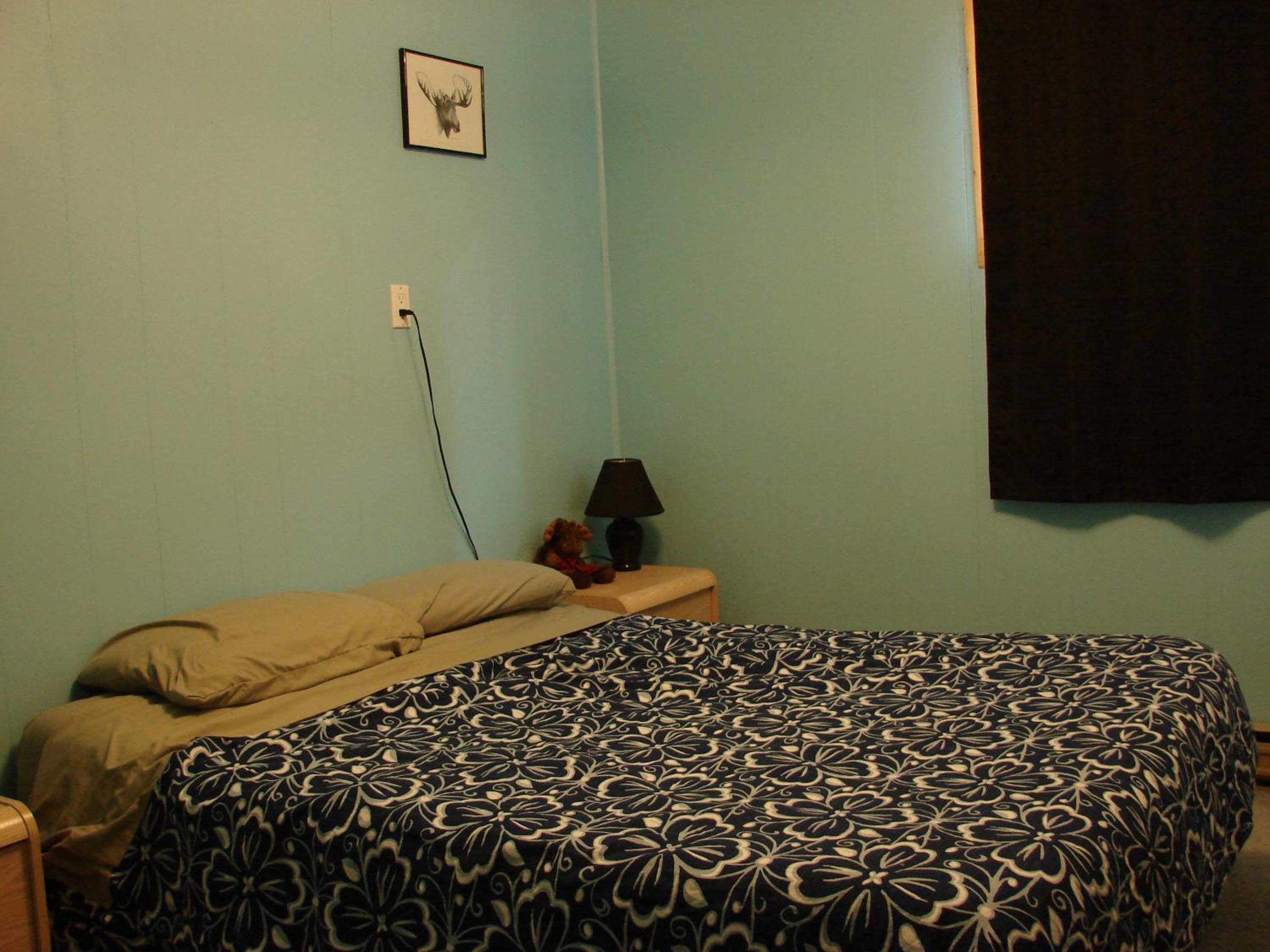 Queen Room with Shared Bathroom photo 3
