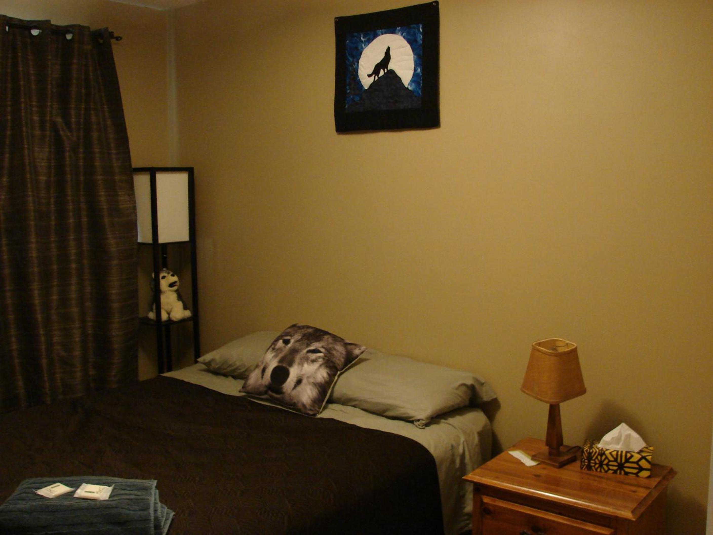 Queen Room with Shared Bathroom photo 1