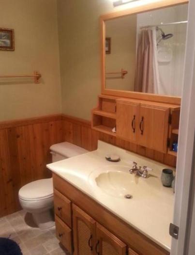 Queen Room with Shared Bathroom photo 3