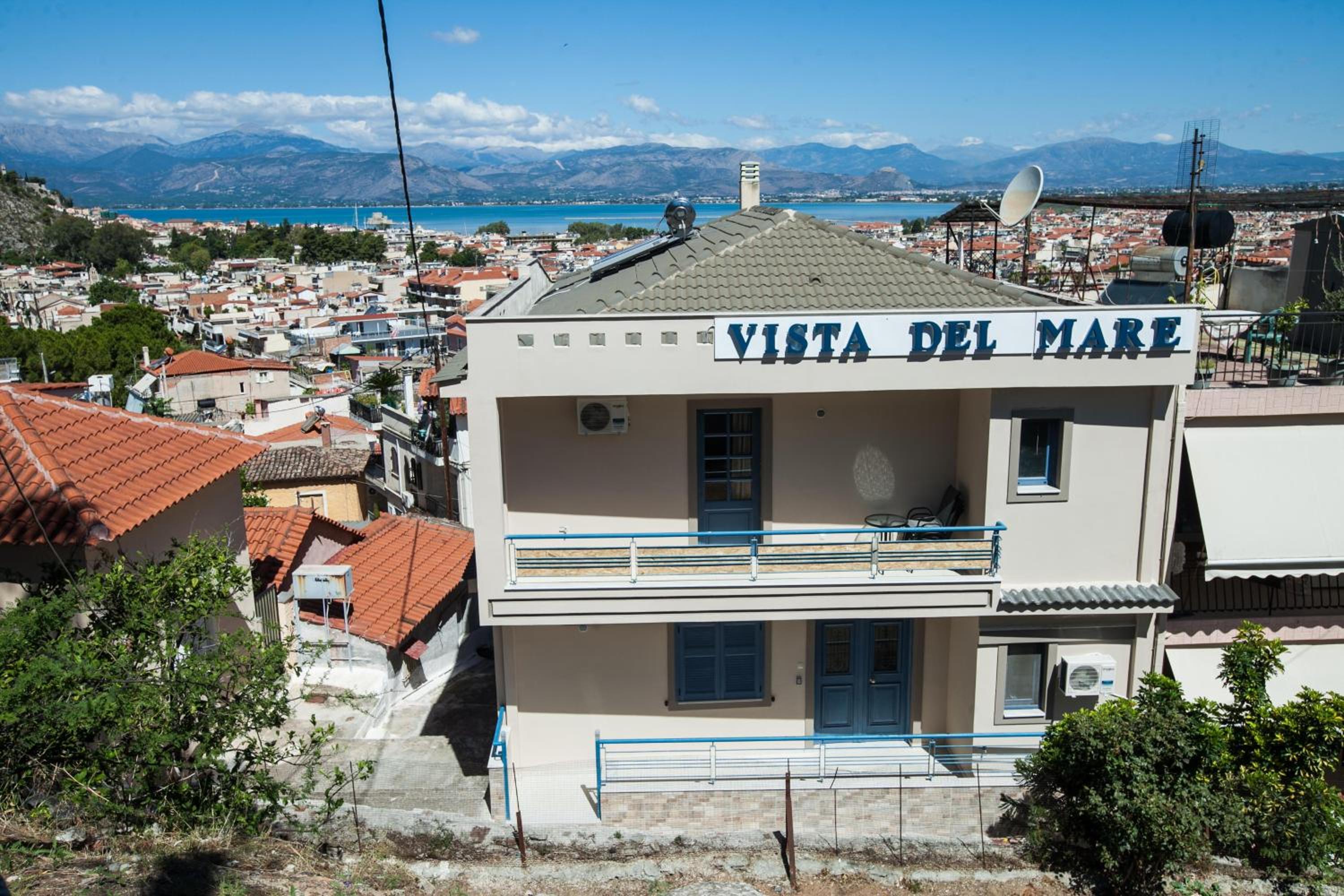 Apartment with Mountain View - Photo 2