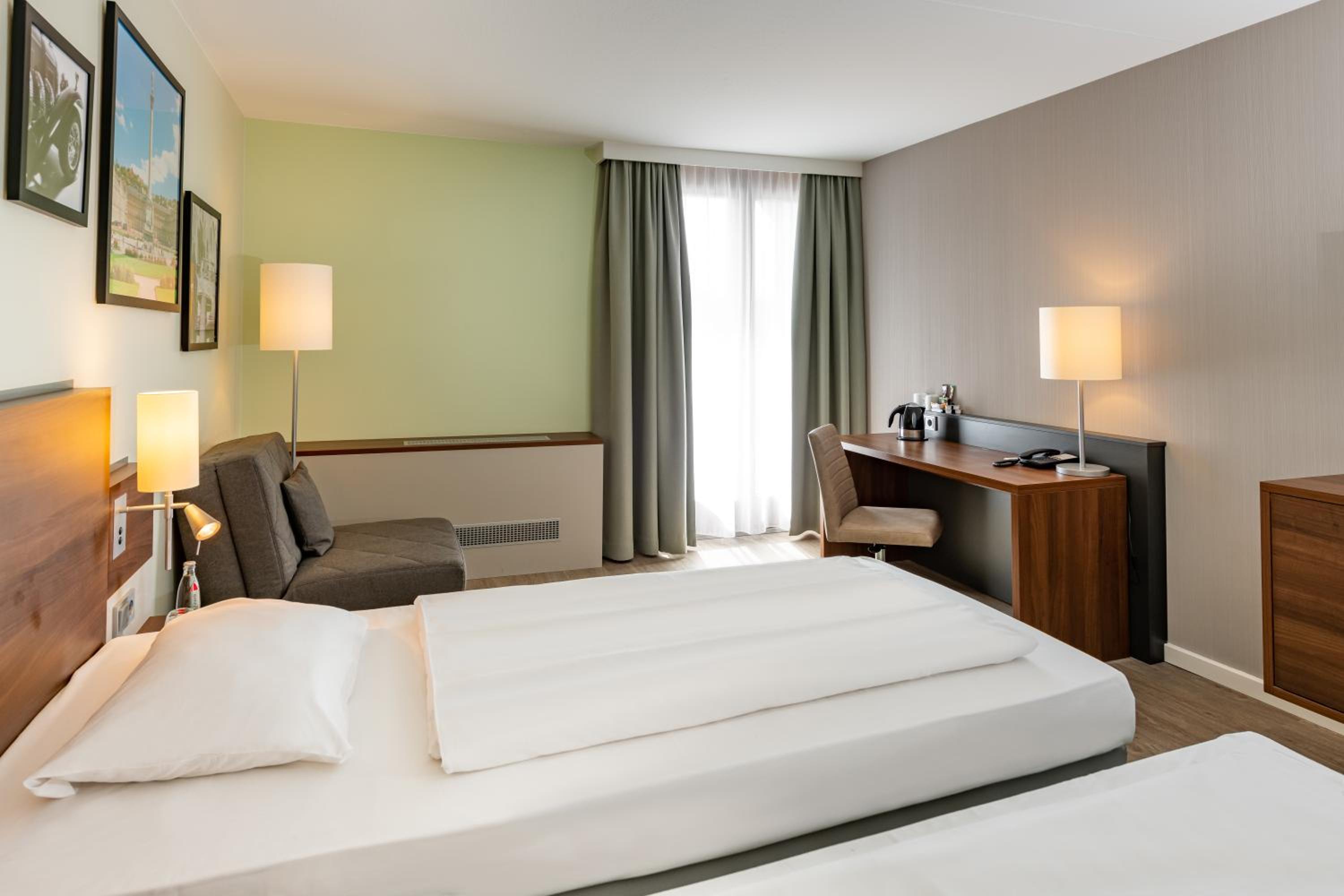 Standard Twin Room with Sofa - Photo 10
