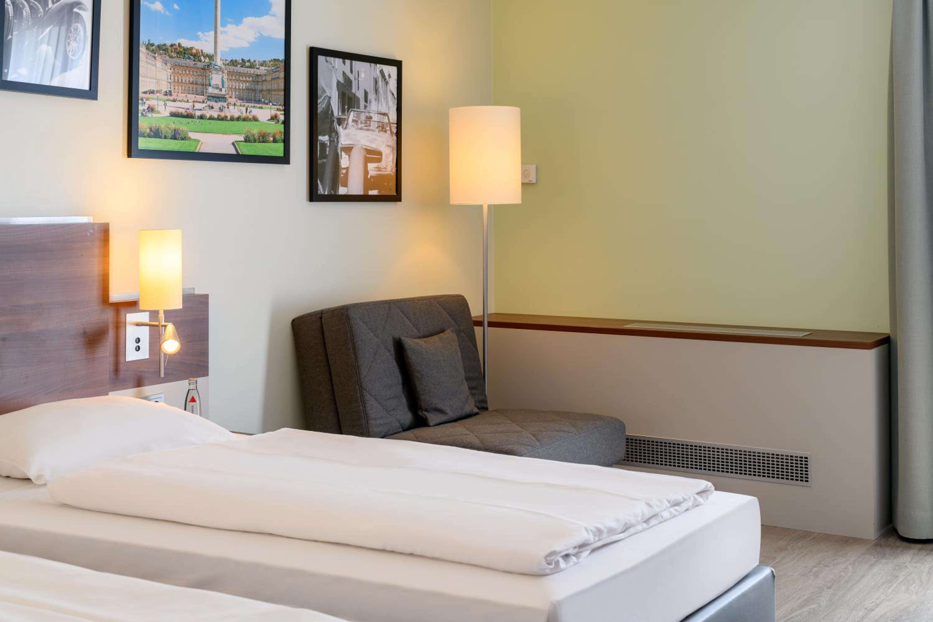 Standard Twin Room with Sofa - Photo 8