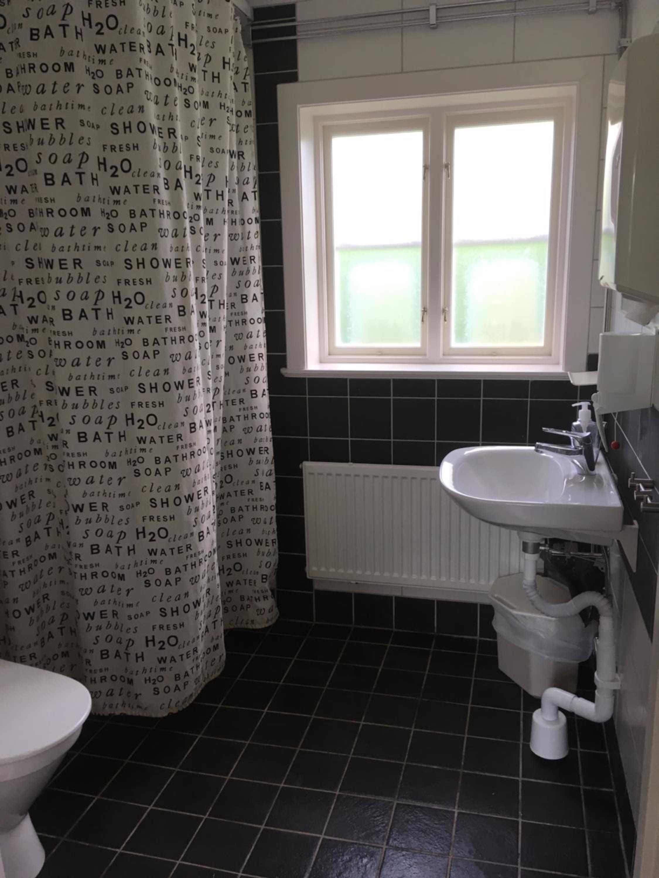 Family Room with Private Bathroom - Photo 8