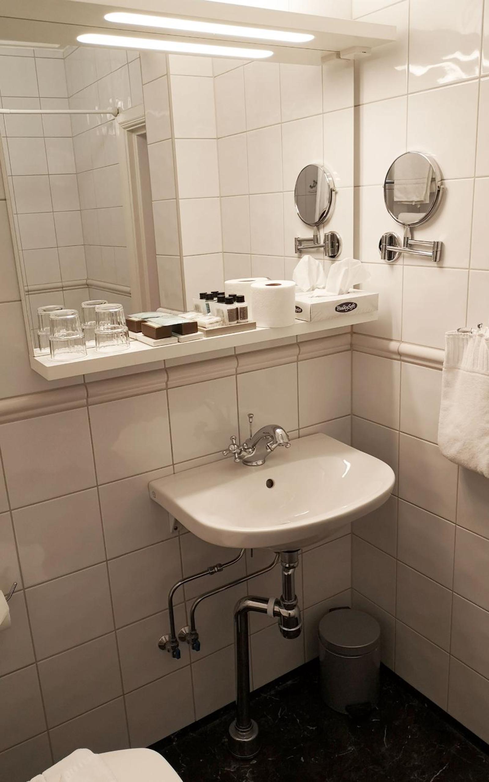 Double or Twin Room - Photo 4
