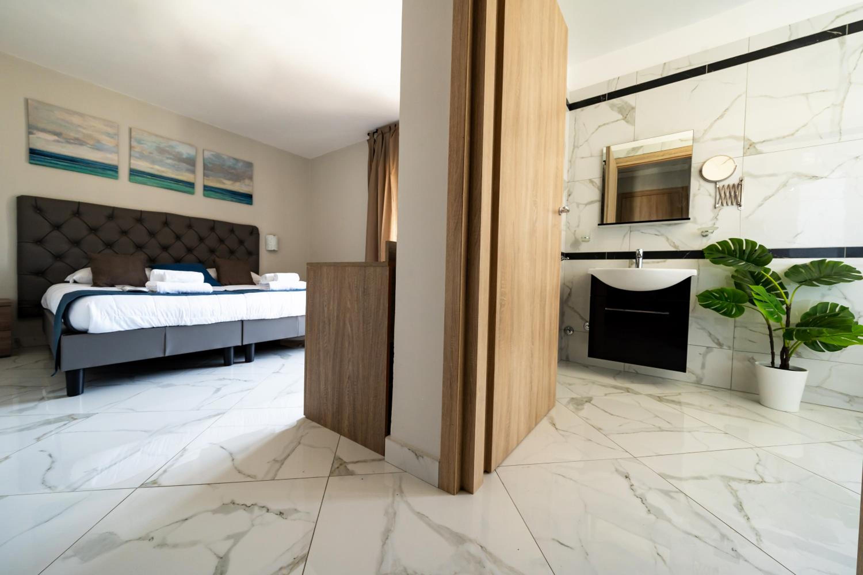 Deluxe Double or Twin Room with Sea View - Photo 1