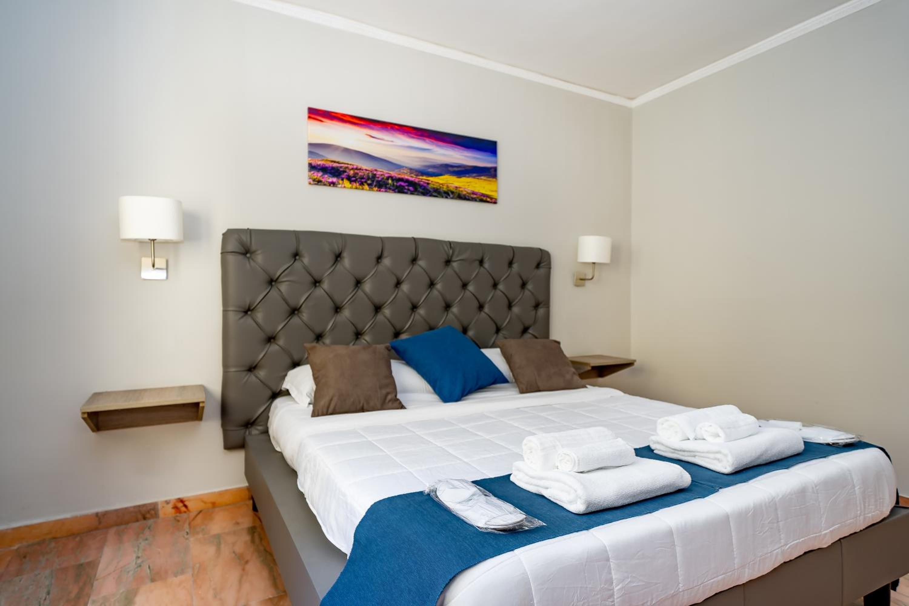 Economy Double Room - Photo 10