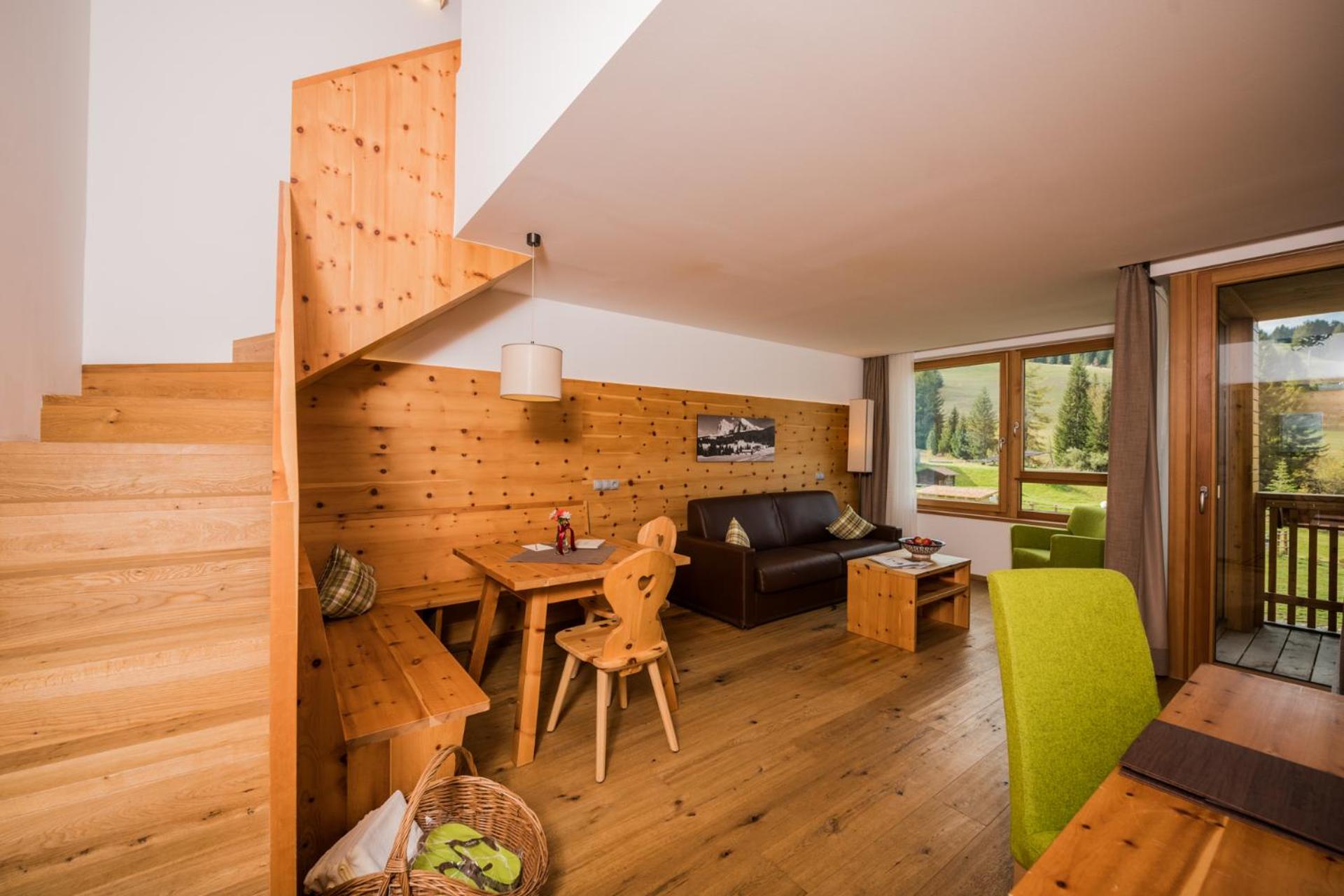 Suite - Split Level - Photo 1