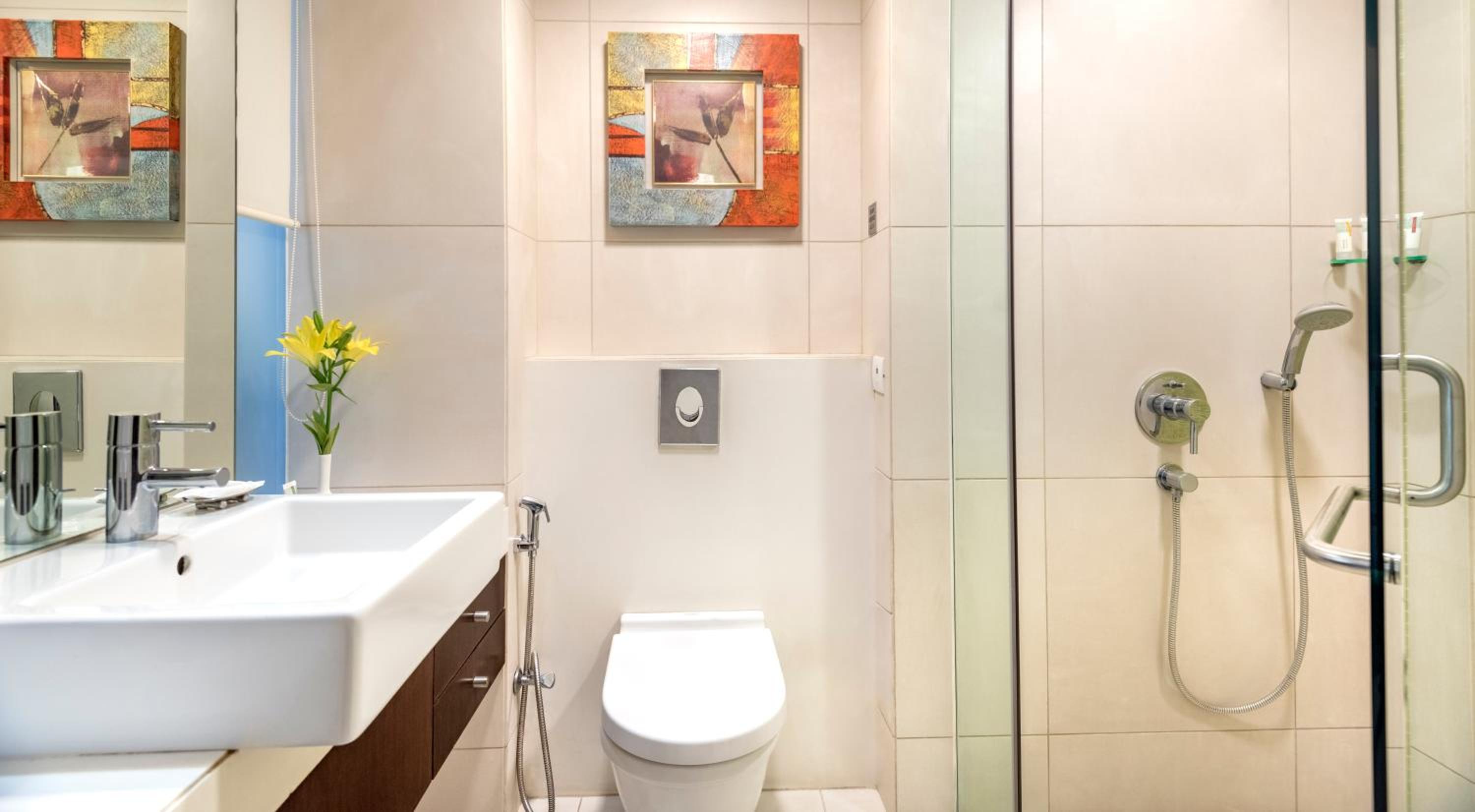 Deluxe Double or Twin Room with 20% Discount on food and soft beverages, Laundry and liquor and spa, INR 500 credit, one mug of freshly brewed beer during the stay ((330 ml)