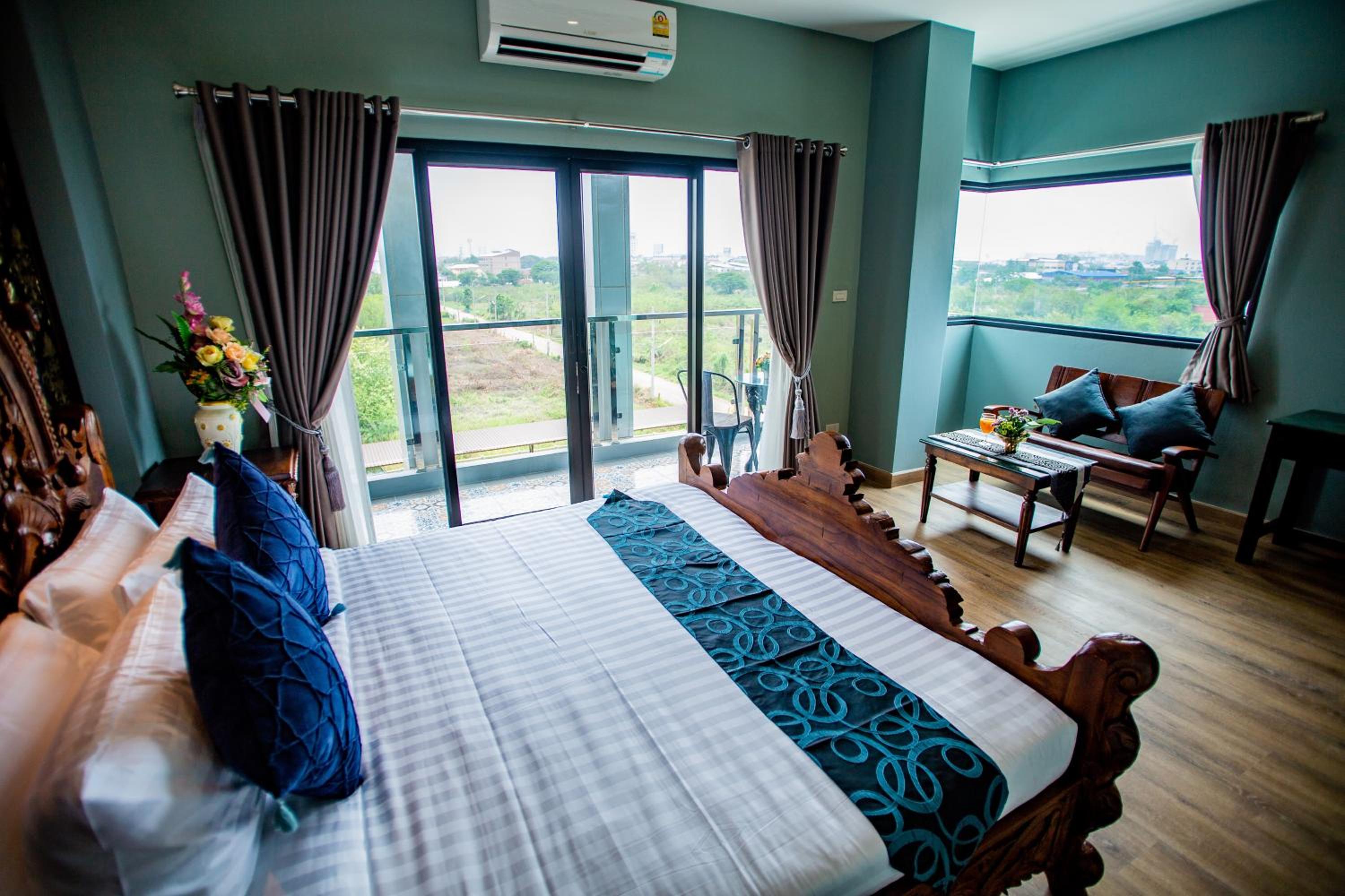 Deluxe King Room photo 2